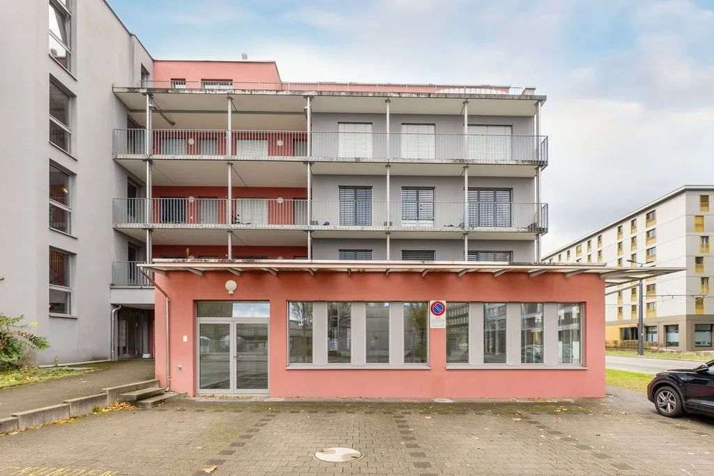 Espace commercial à Dübendorf avec 3 places de parking extérieures gratuites