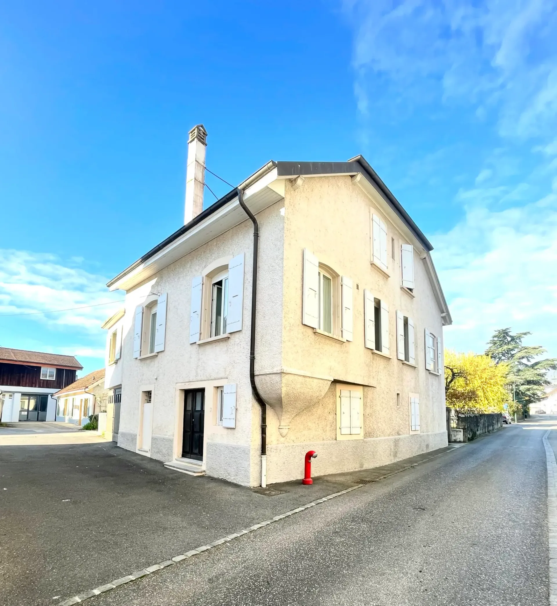 Mitten im Herzen des Dorfes Cortaillod, charmantes Dorfhaus