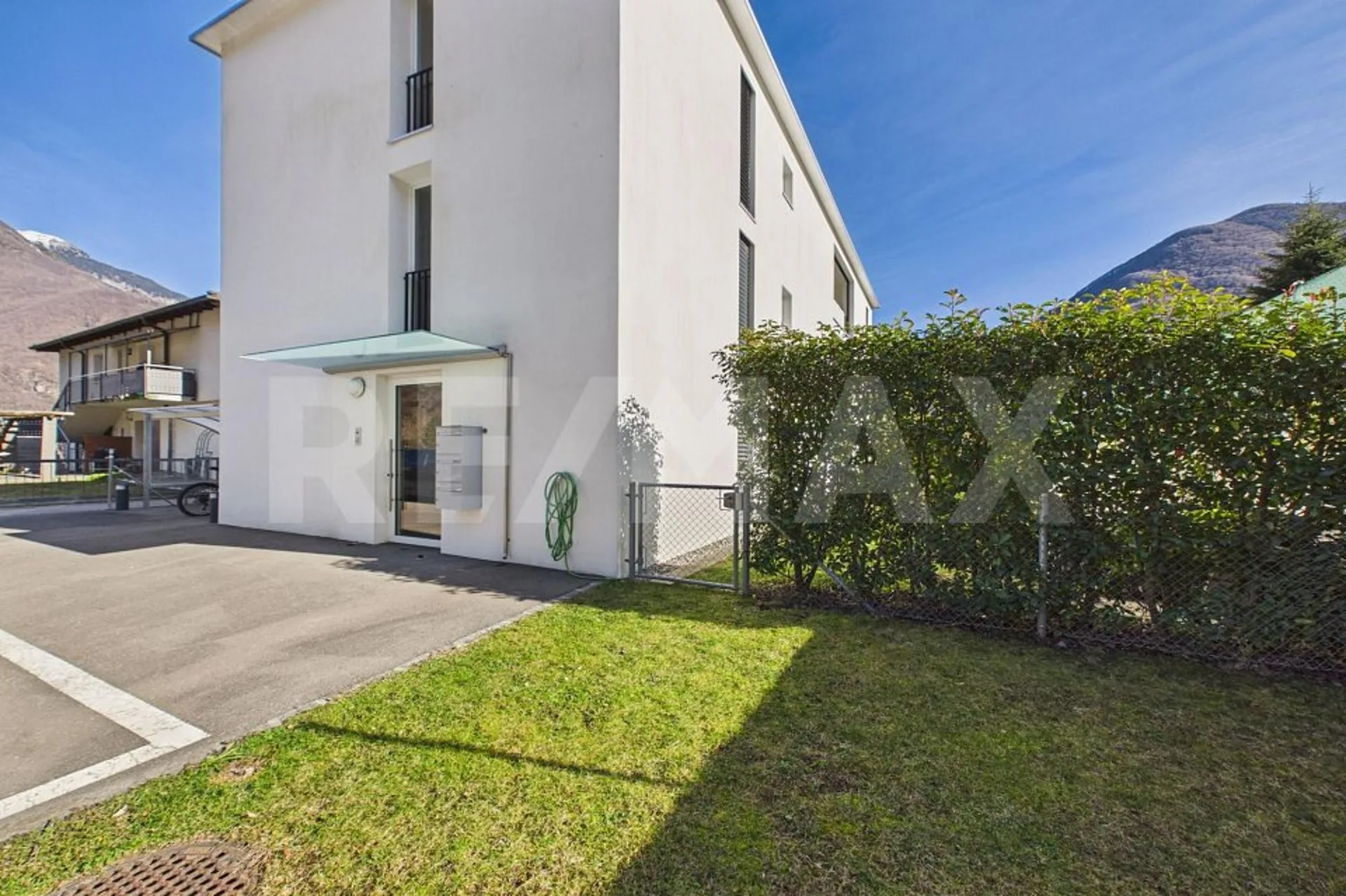 Moderne 4 ½ Zimmerwohnung mit großem Garten auf drei Seiten