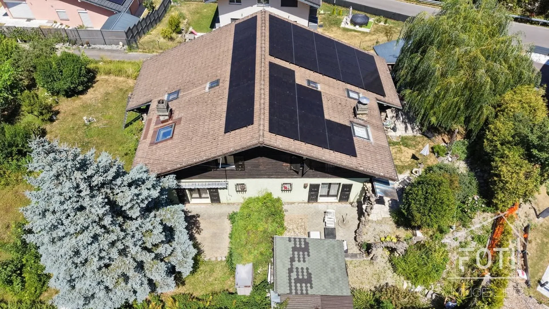 Villa mit 2 Wohnungen à 5,5 Räumen und Garten.