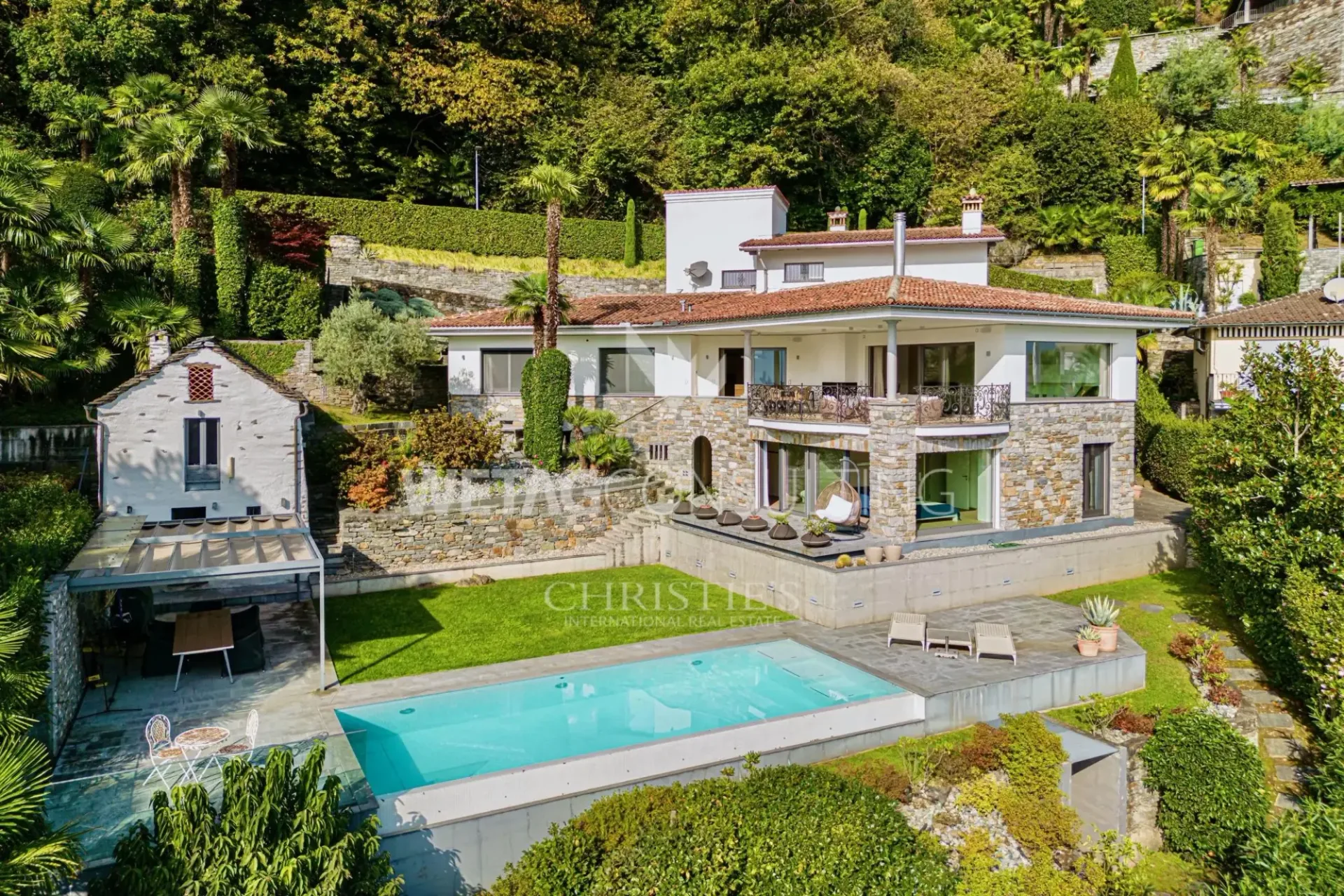 Brissago: Luxus-Villa mit atemberaubendem Seeblick an exklusiver Lage zu verkaufen