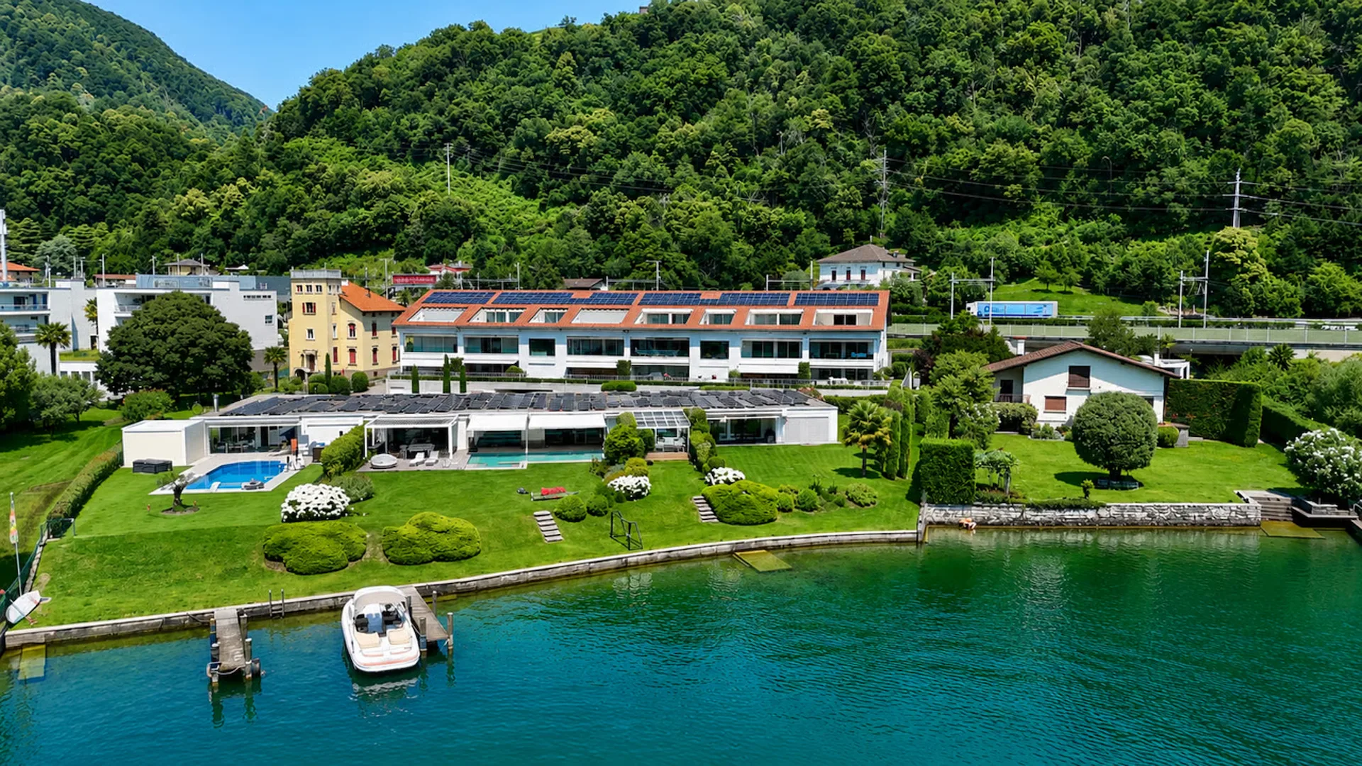 Raffinato Appartamento con Magnifica Vista sul Lago di Lugano