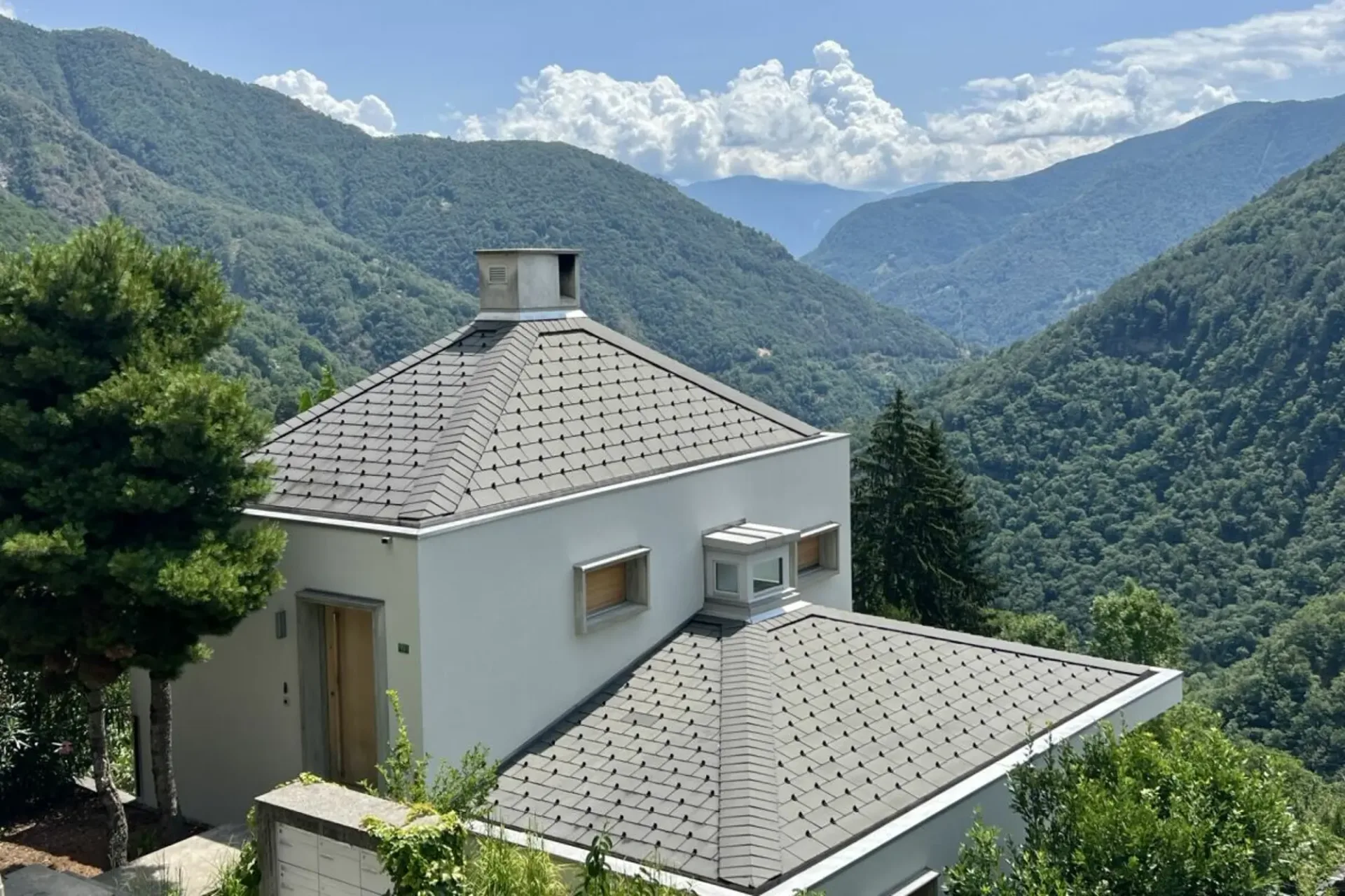 "Architektur trifft Natur" - Modernes Wohnen im Valle Onsernone mit herrlicher Aussicht - Bestzustand / Erstwohnsitz