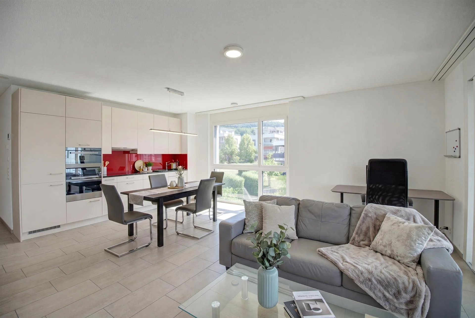 GROSSZÜGIGE 2.5 ZIMMER WOHNUNG MIT WINTERGARTEN