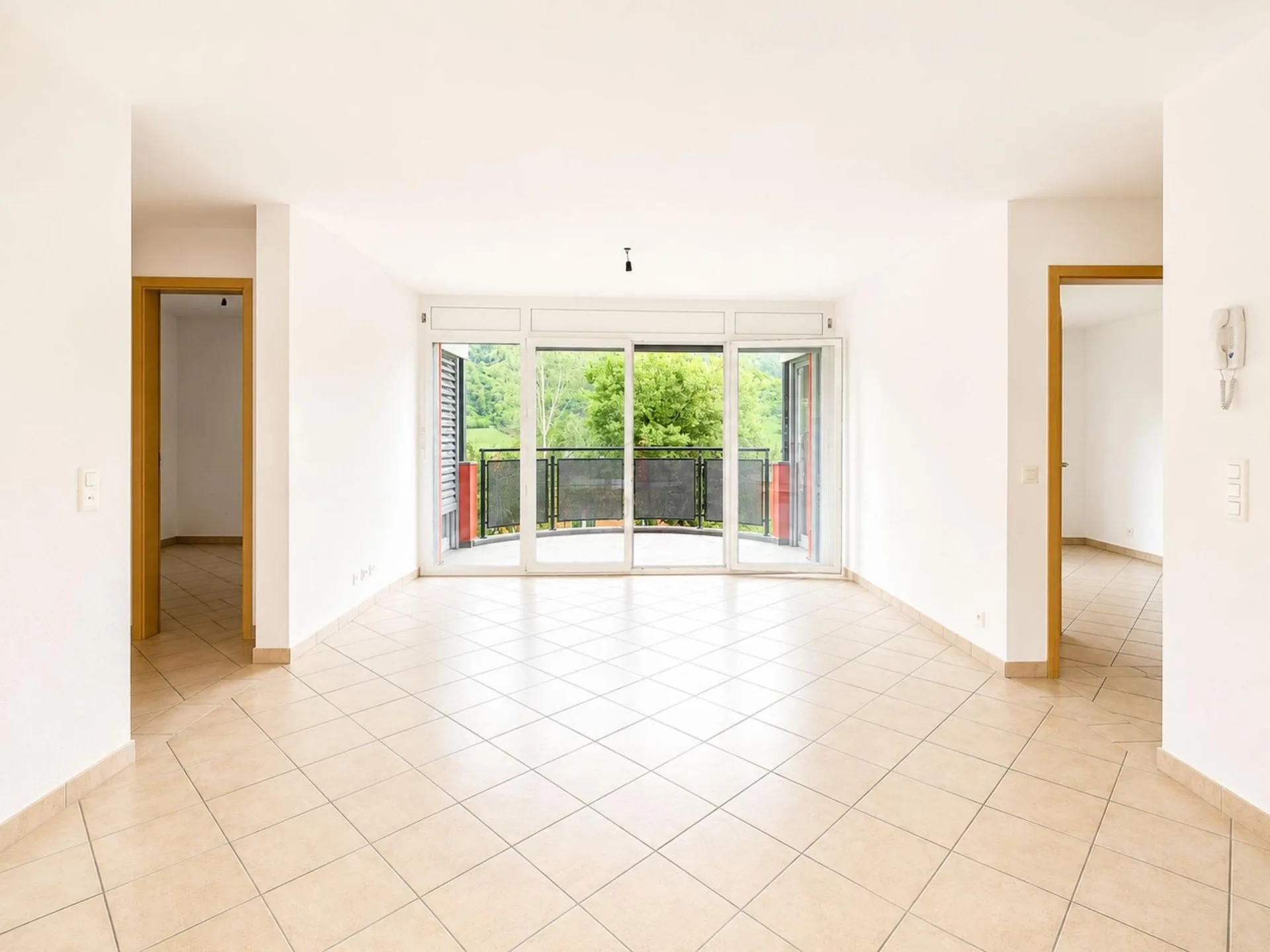 SPLENDIDES VIERZIMMERWOHNUNG IN GRÜNER UMGEbung