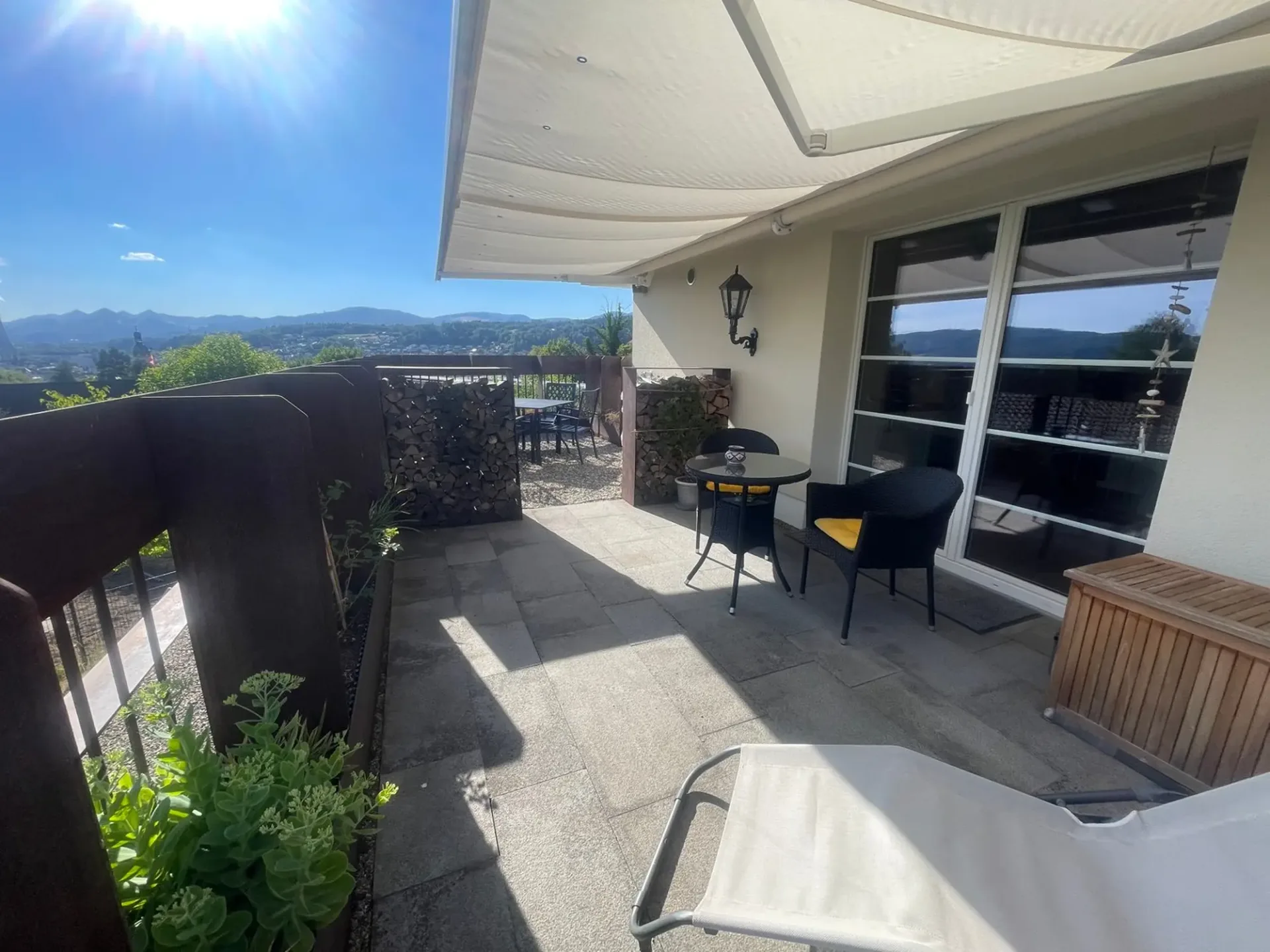 Exklusiver Eckhausteil über drei Etagen mit Galerie, Garten und sonniger Terrasse
