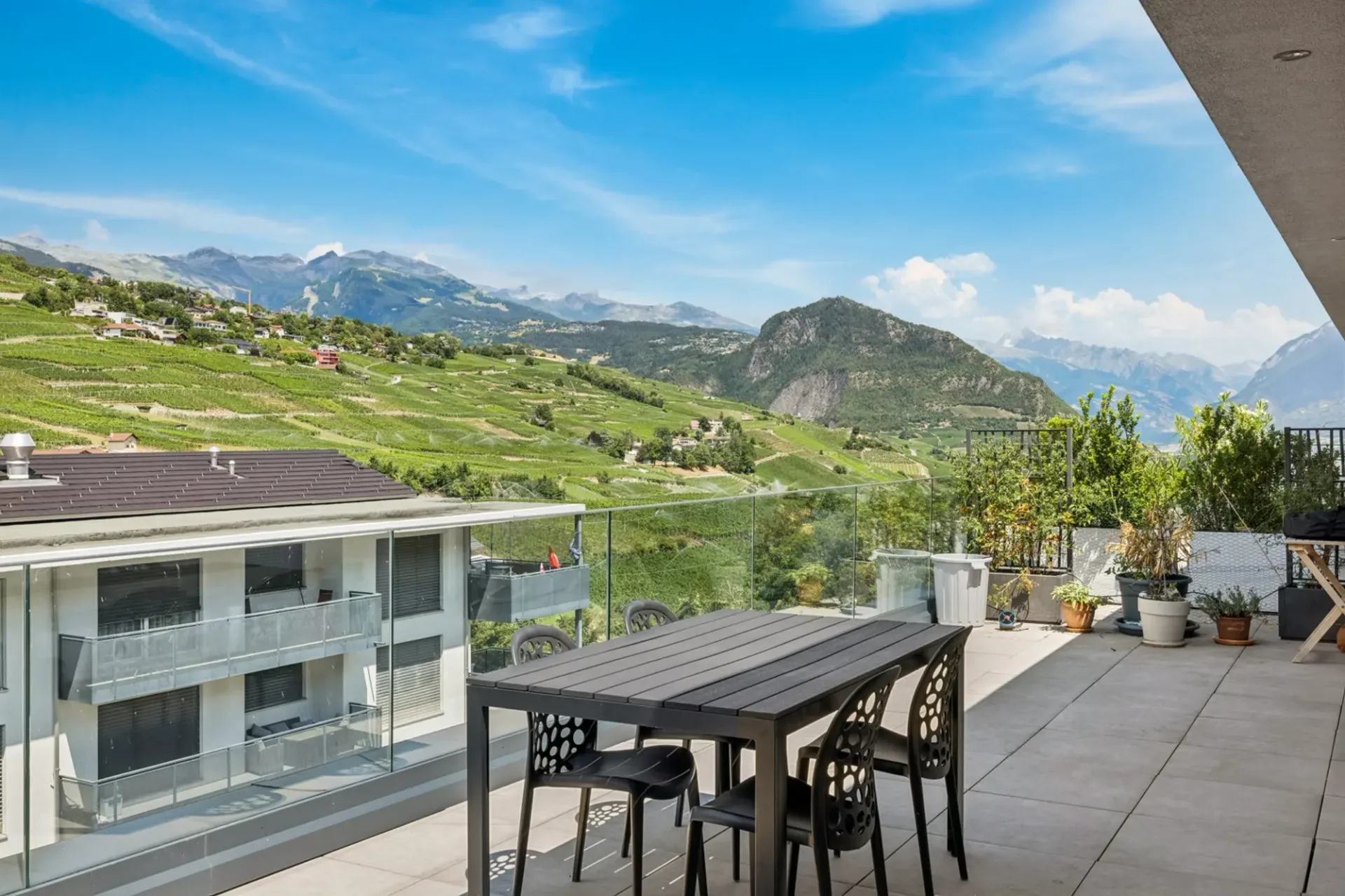 Dachgeschosswohnung 2.5 Zimmer mit Panoramablick!