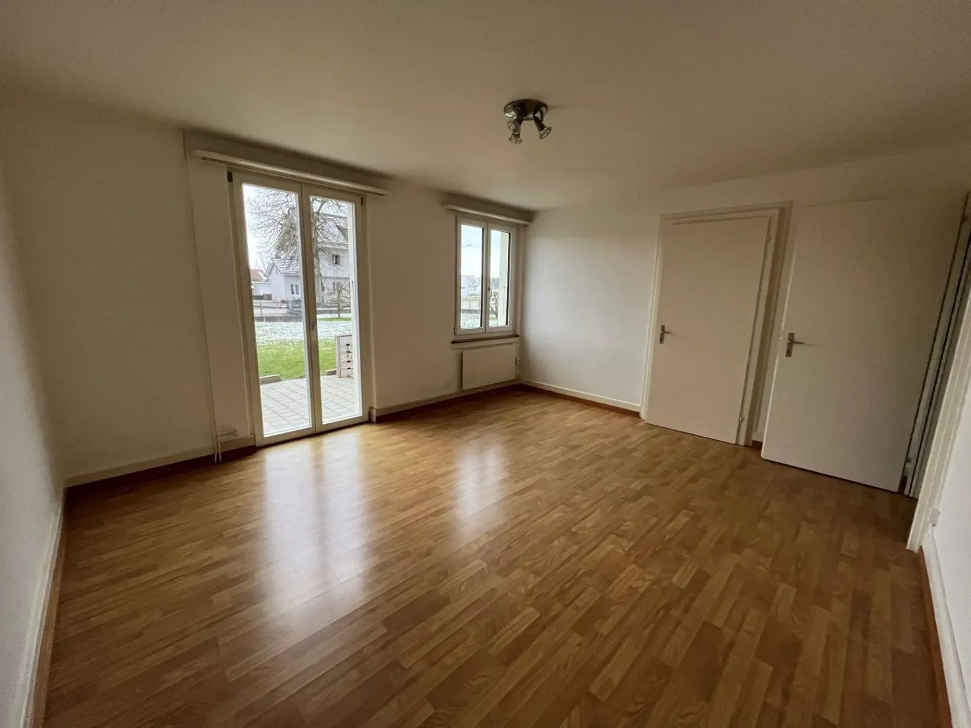 Zu vermieten helle 3 1/2 Zimmer Parterrewohnung mit grossem Sitzplatz