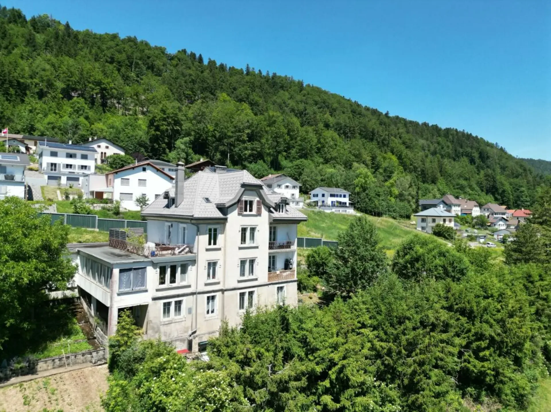 Renan, Mietshaus mit 5 Wohnungen und Parkplätzen - 5,3%
