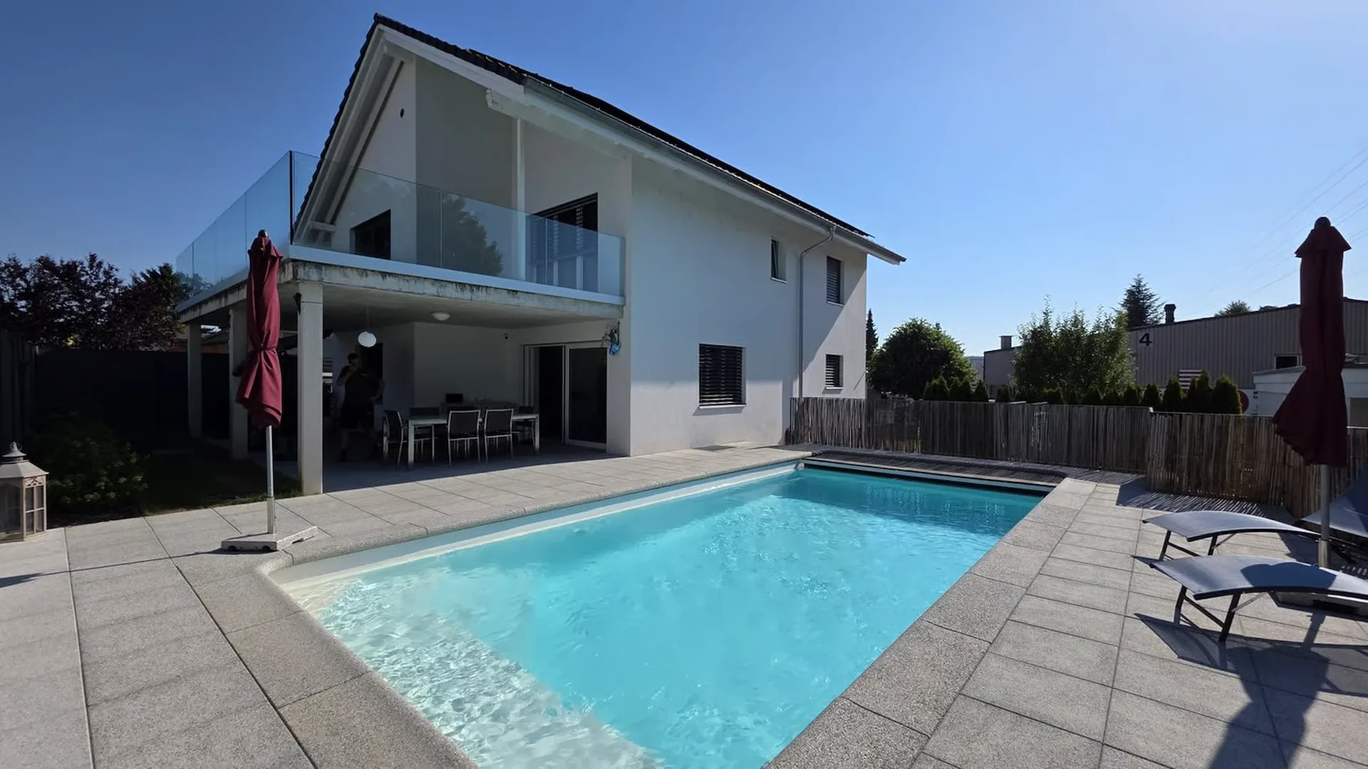 Modernes Einfamilienhaus mit Pool