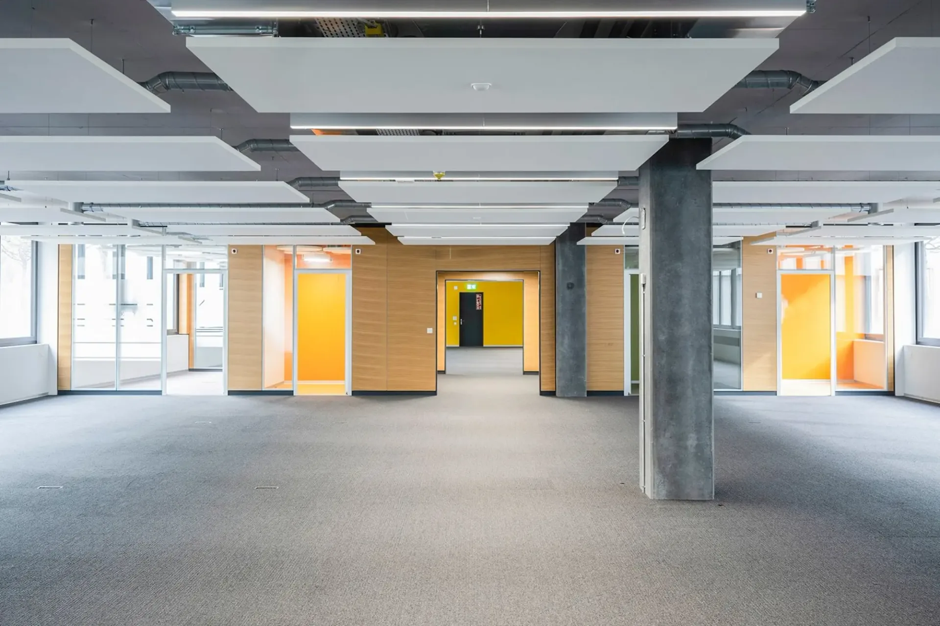 Moderne Büroflächen mit zahlreichen Parkplätzen - Power Tower Baden