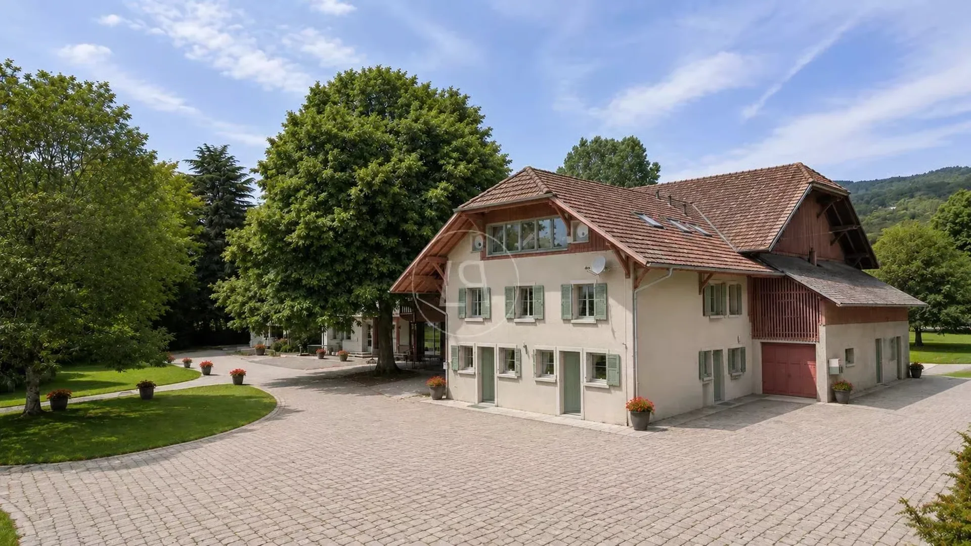 Eine Liegenschaft, die als außergewöhnliche private Residenz wieder erfunden werden kann, am Tor zu Genf