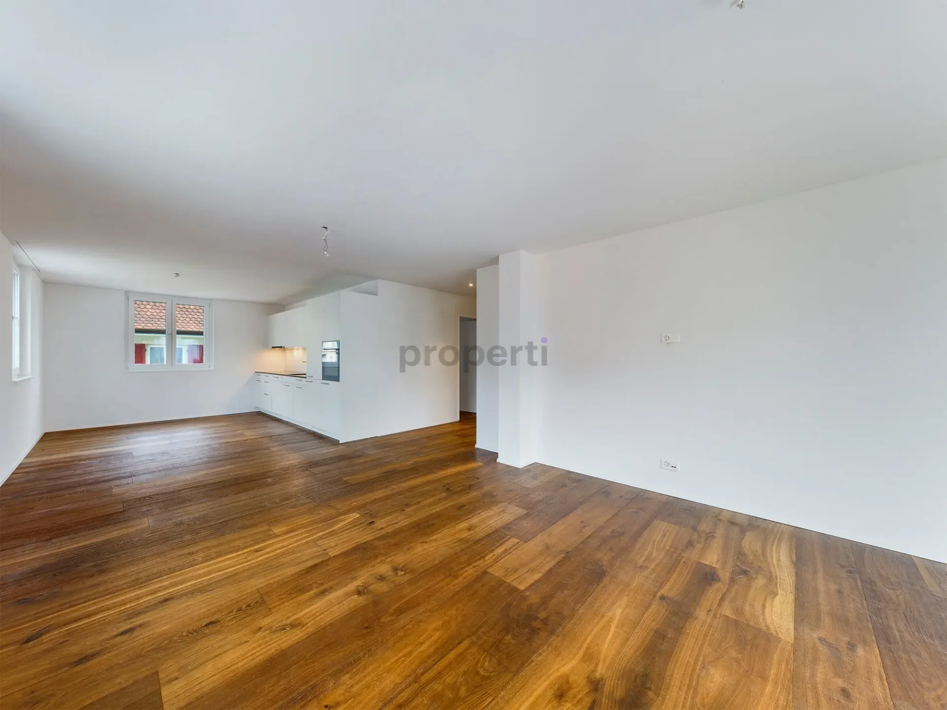 Moderner Neubau mit hochwertigem Eichenparkett, grossem Balkon und offenem Wohnkonzept