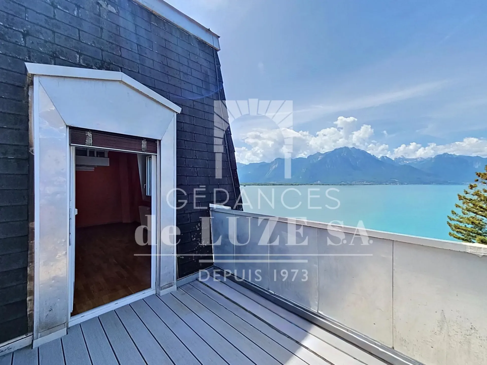 Überblick über den See: 1,5 Zimmer mit Galerie und Balkon