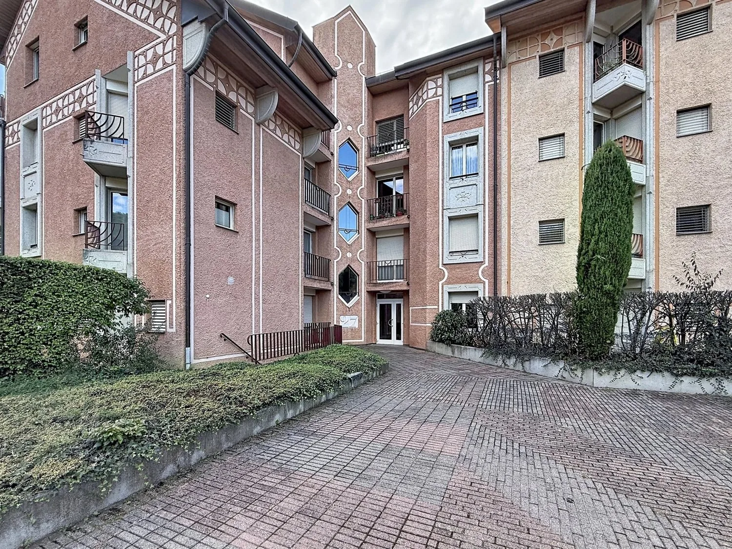 Very beautiful, spacious and bright apartment with loggia