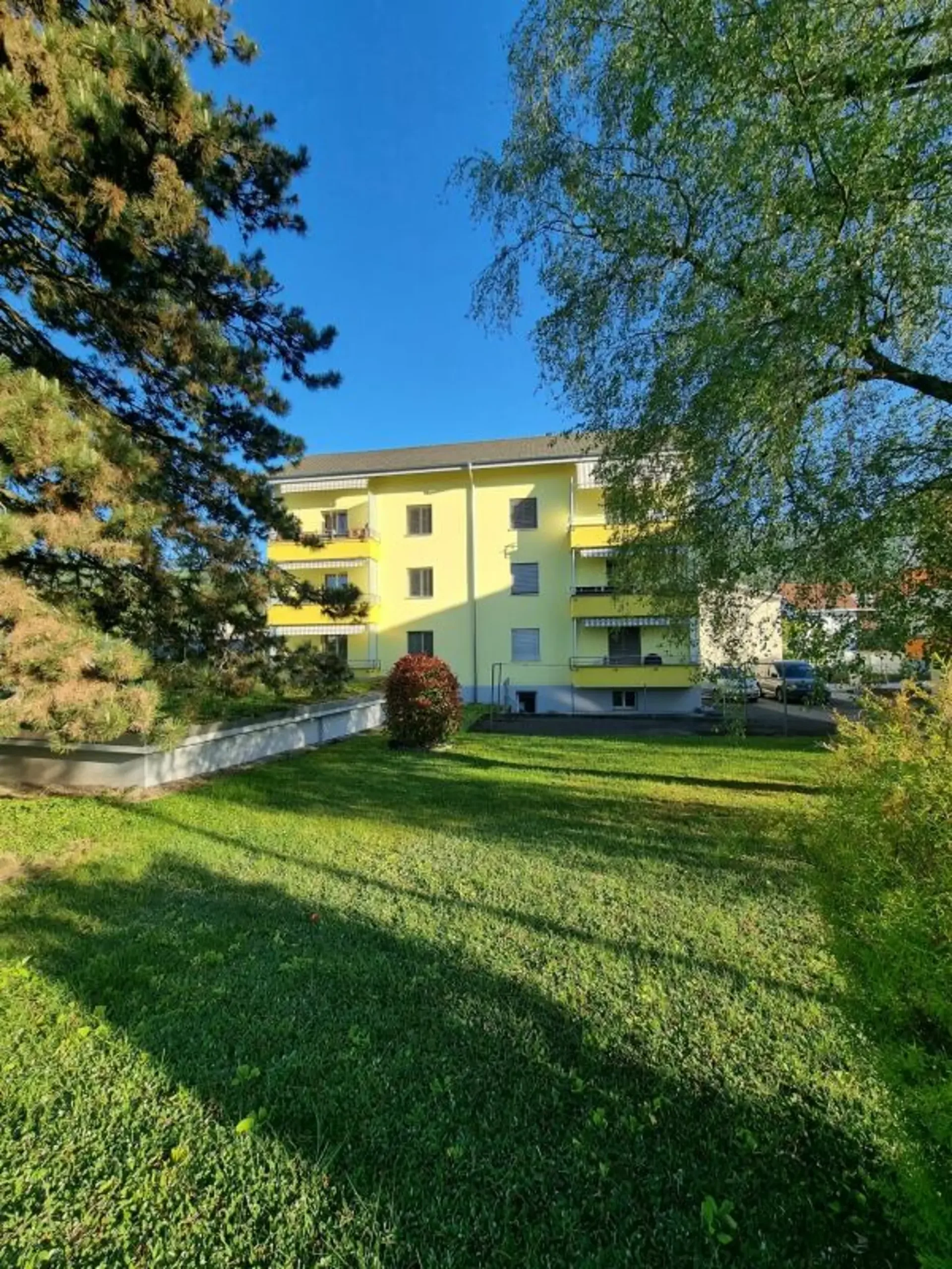 Appartamento di 3 locali parzialmente ristrutturato con balcone a Lengnau in affitto