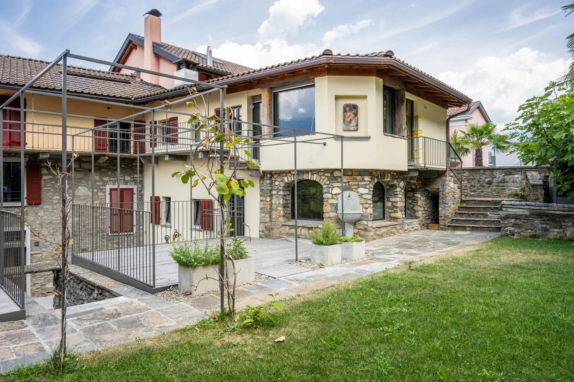 Attraktive, komplett renovierte 2.5-Zimmer-Maisonette-Wohnung