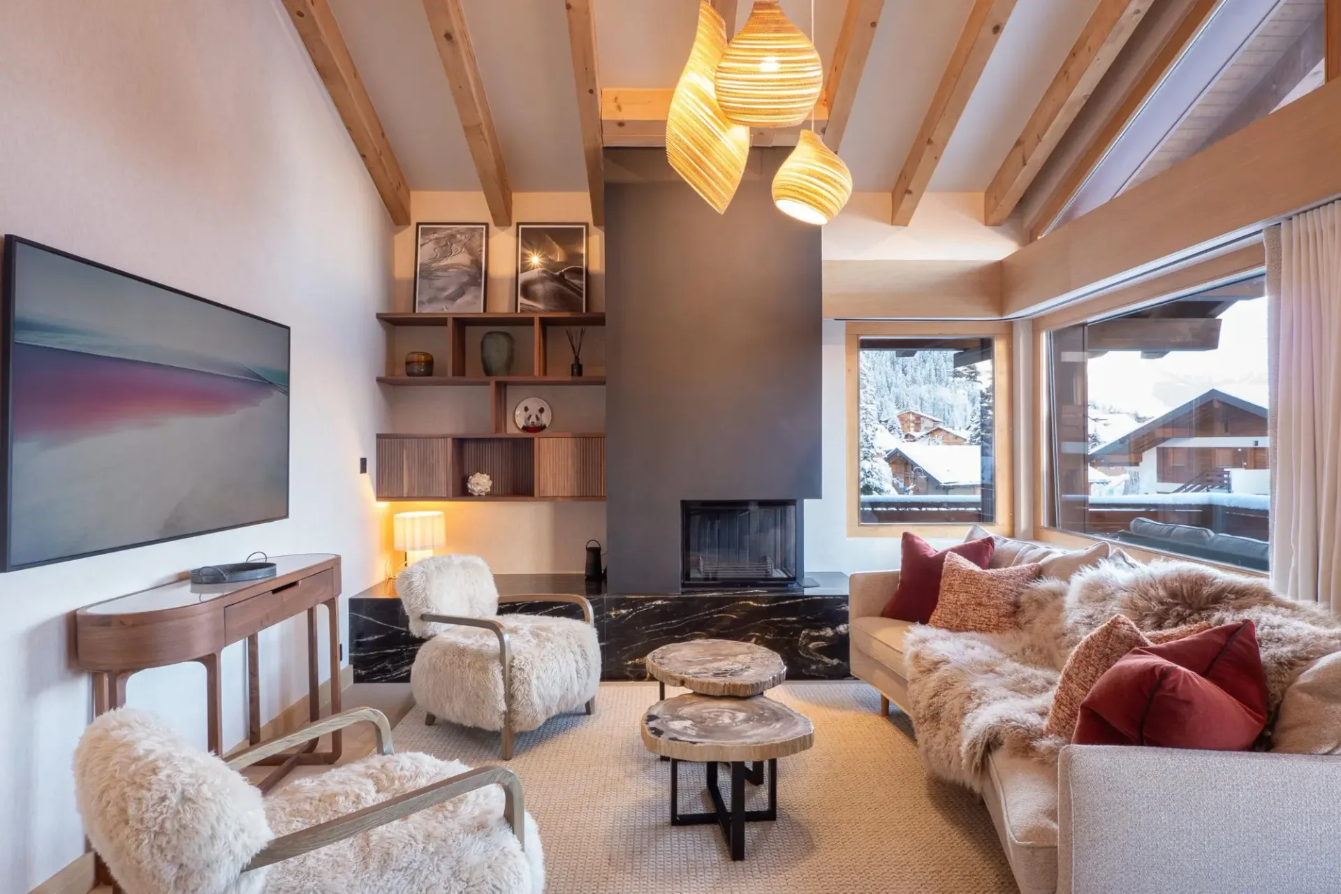 LOCATION SAISONNIÈRE: Duplex-Wohnung mit 4 Zimmern und 3 Badezimmern, zentral in Verbier gelegen, mit großem Panoramabalkon und atemberaubendem Bergblick.