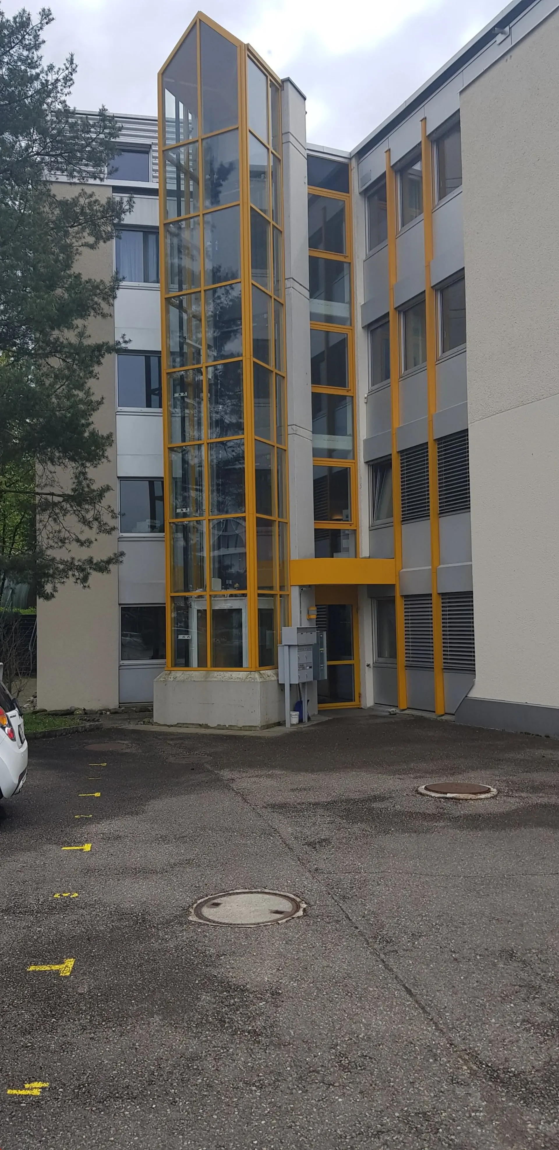 Büroräume in Gewerbehaus gesamthaft 520 m2 auf vier Etagen