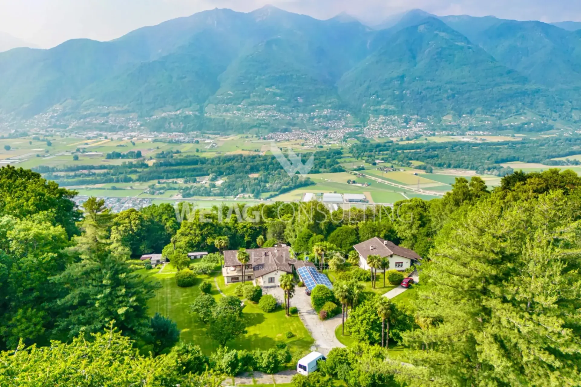 Grosszügige Liegenschaft im Grünen mit Hauptvilla, Gästehaus & unabhängiges Grotto, zu verkaufen in Rivera-Monteceneri