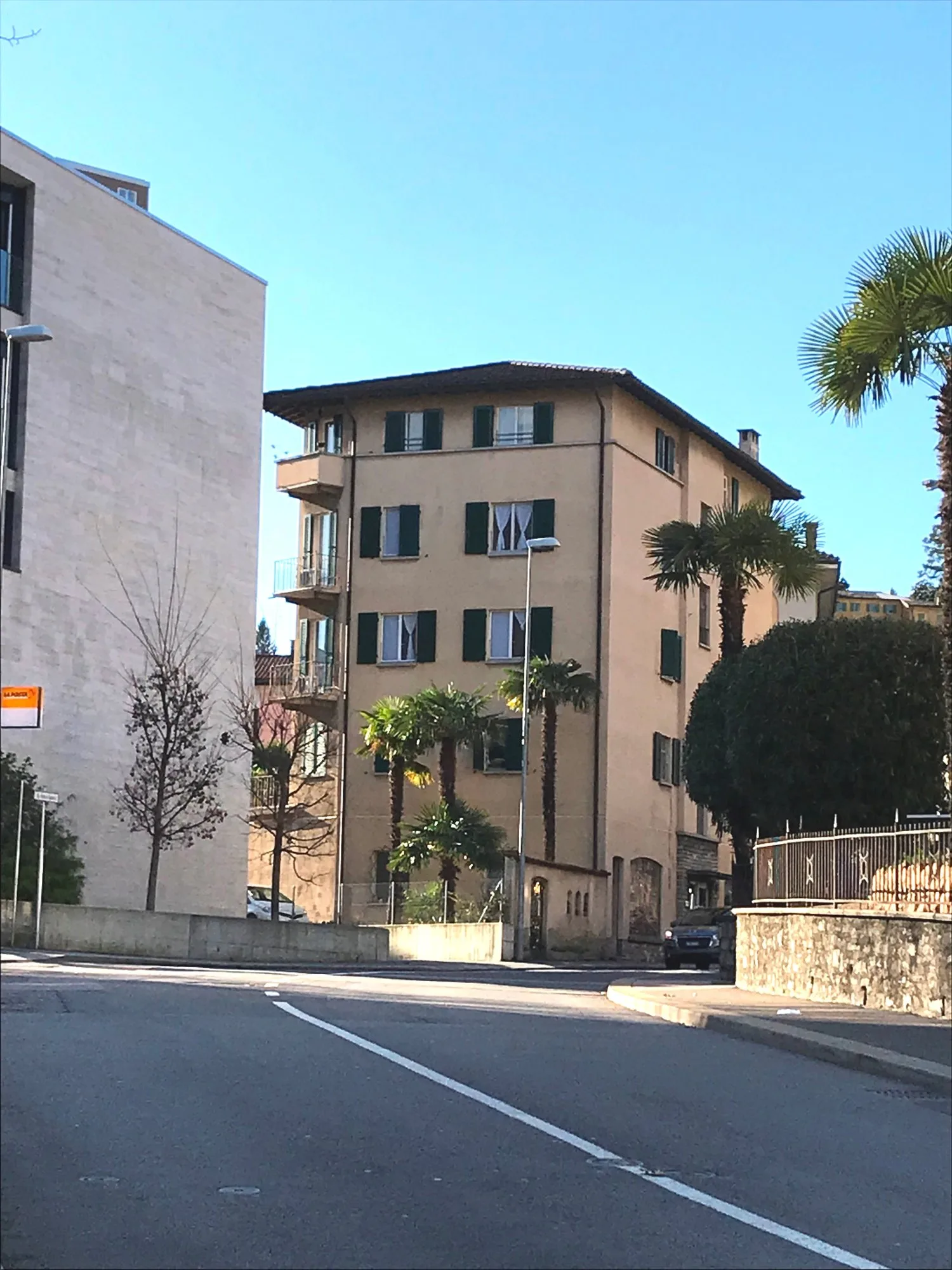 Bright 5-room apartment with balcony in Lugano