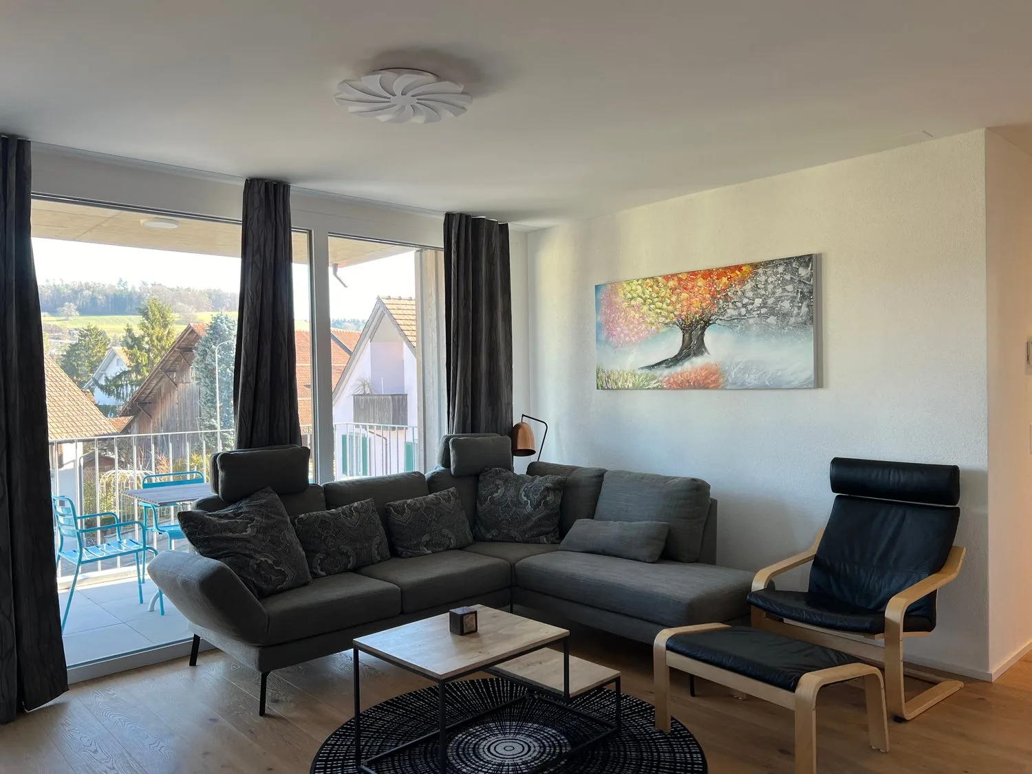 💎 Geräumige & vollständig möblierte 4.5-Zimmer-Wohnung mit Balkon & atemberaubendem Blick in Embrach