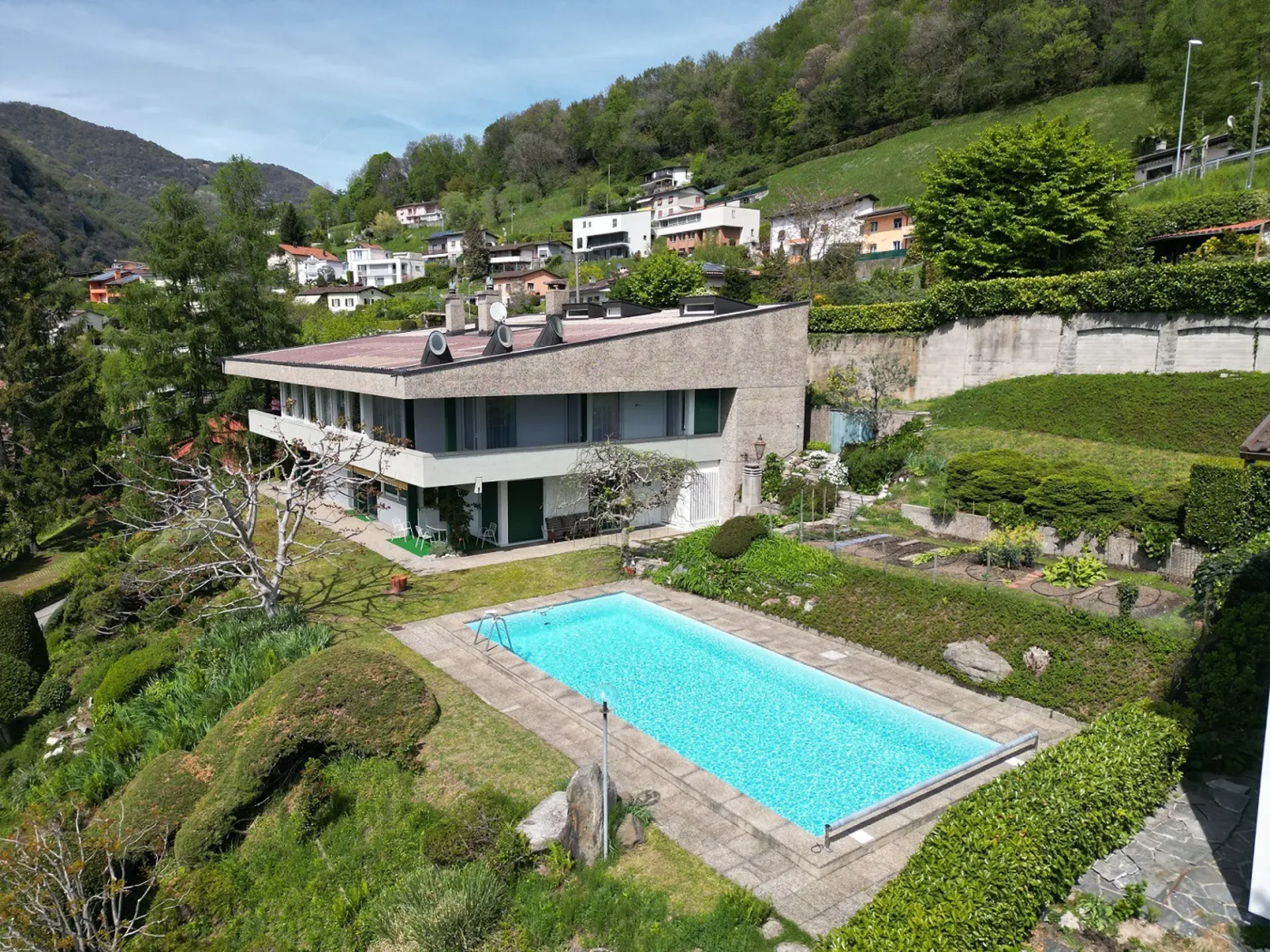 Moderne Villa mit Pool und eigenständiger Wohnung
