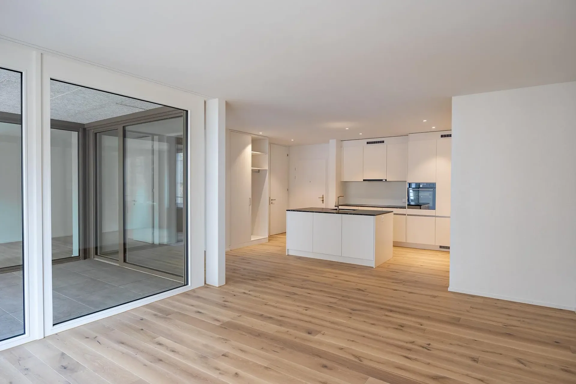 2.5 Zimmer-Dachwohnung mit Loggia und hohen Räumen