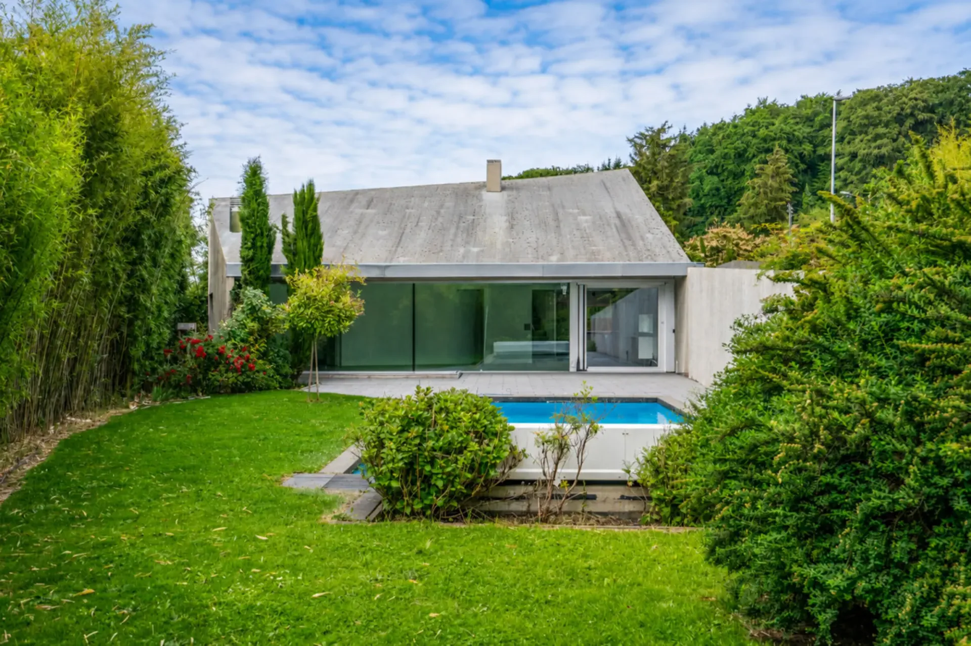 Einzelvilla des Architekten mit Pool in Mont-sur-Lausanne