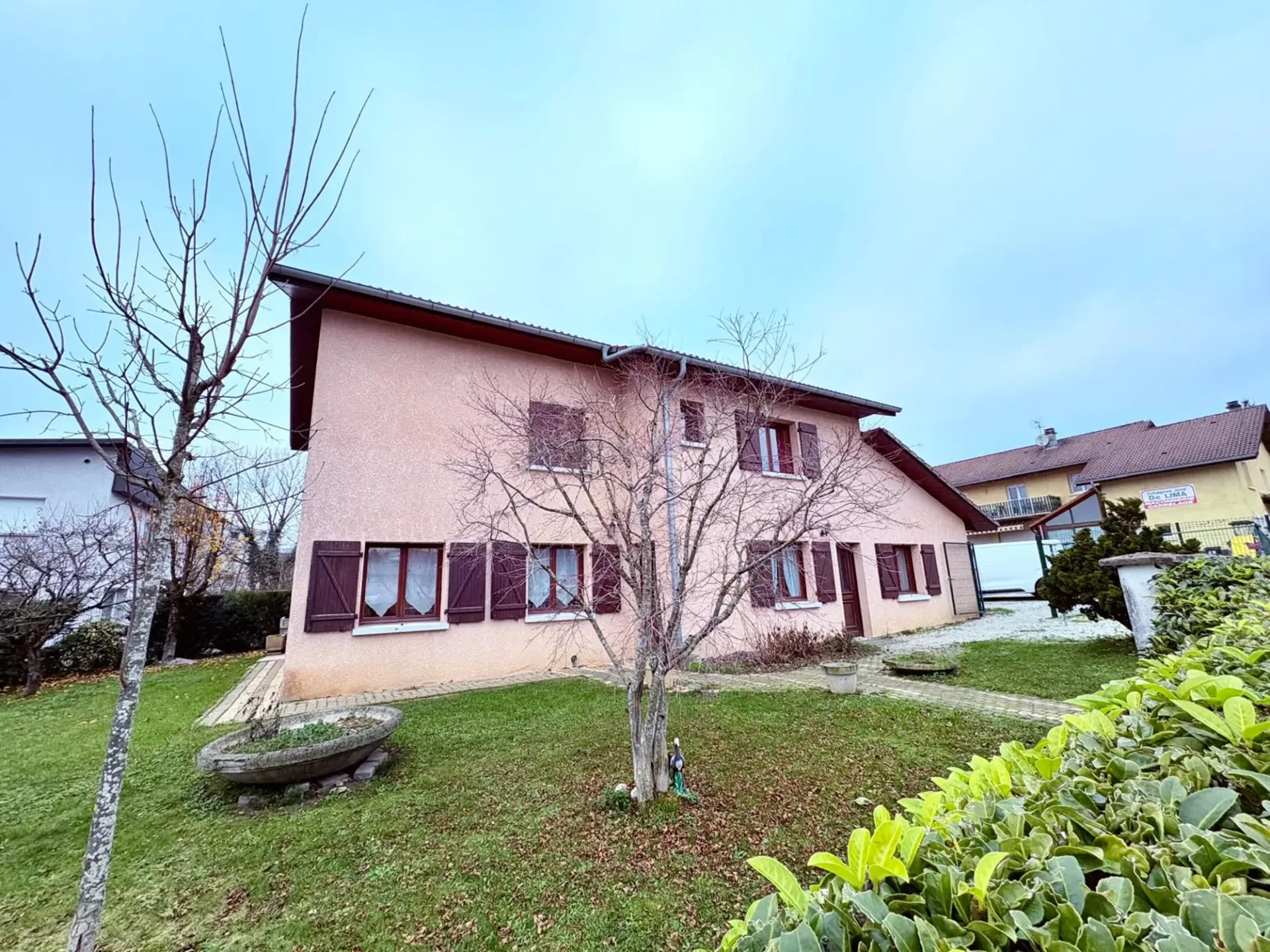 Proprietà Multifunzionale con Casa Abitativa, Grande Magazzino e Garage