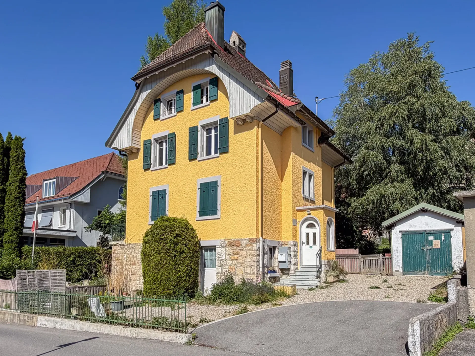 Mietshaus mit 4 Wohnungen und 1 Garage im Zentrum von Ste-Croix
