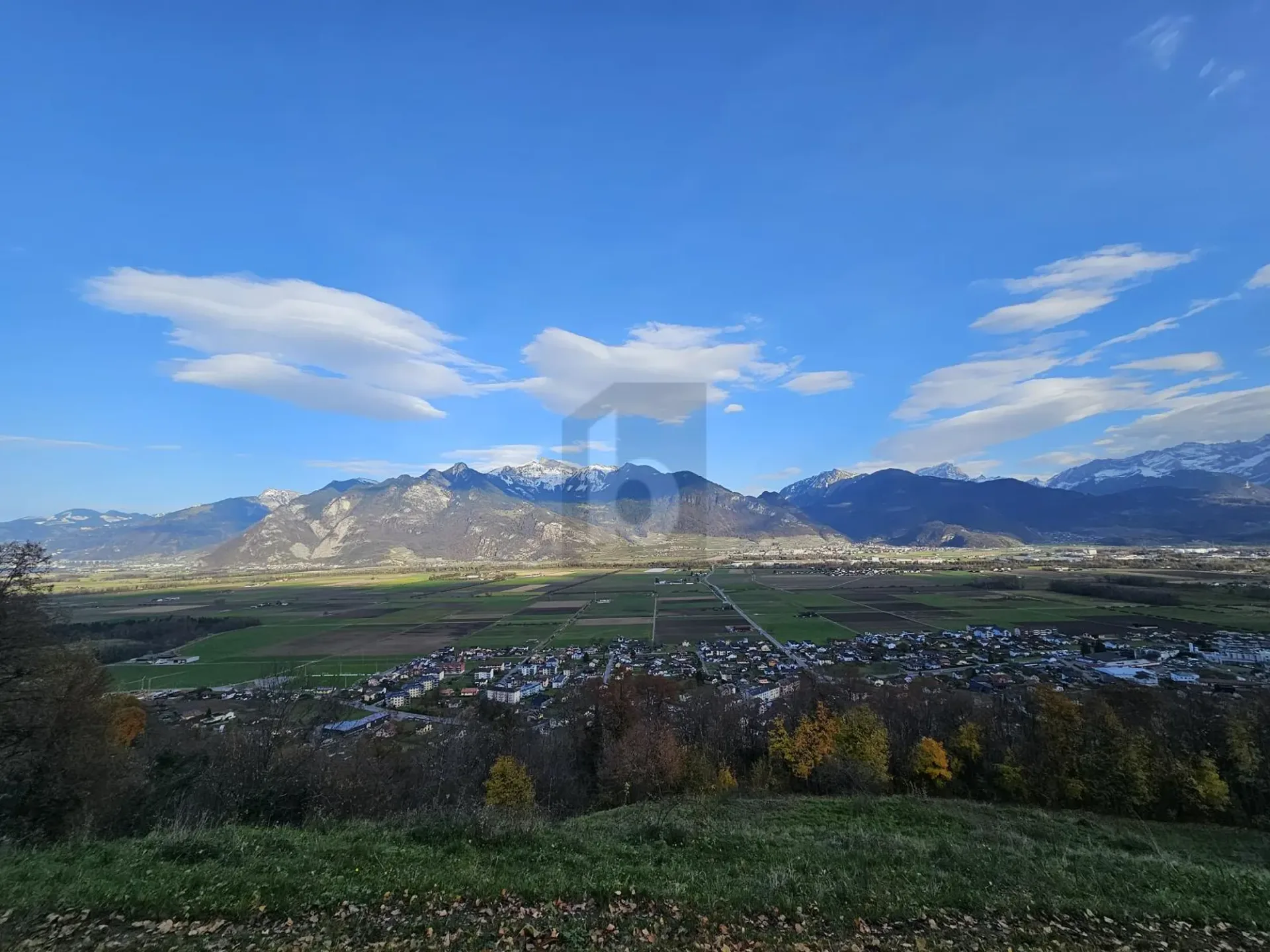 SEHR SONNIG MIT BERGBLICK