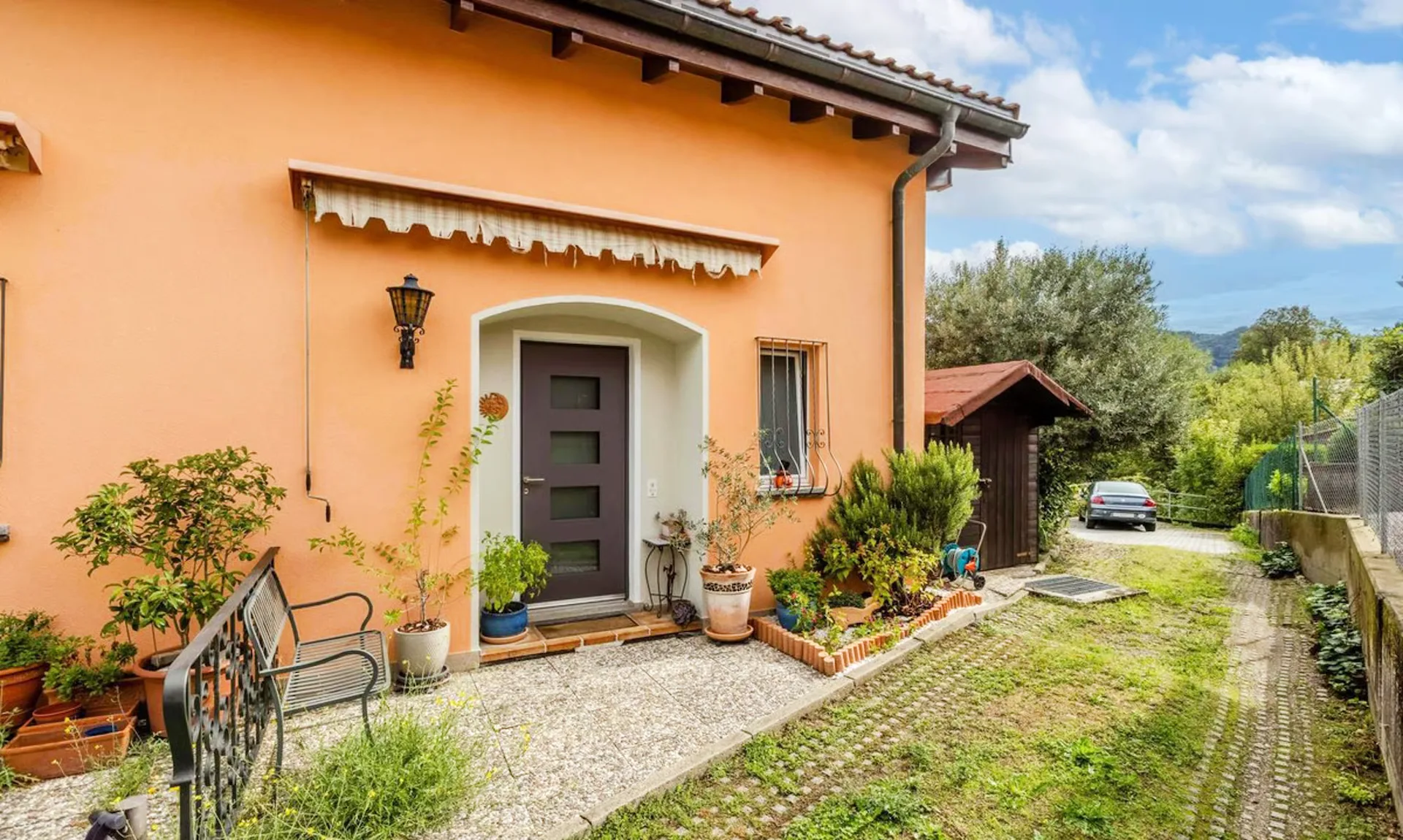 Beautiful semi-detached house with 3.5 rooms, garden and two terraces.