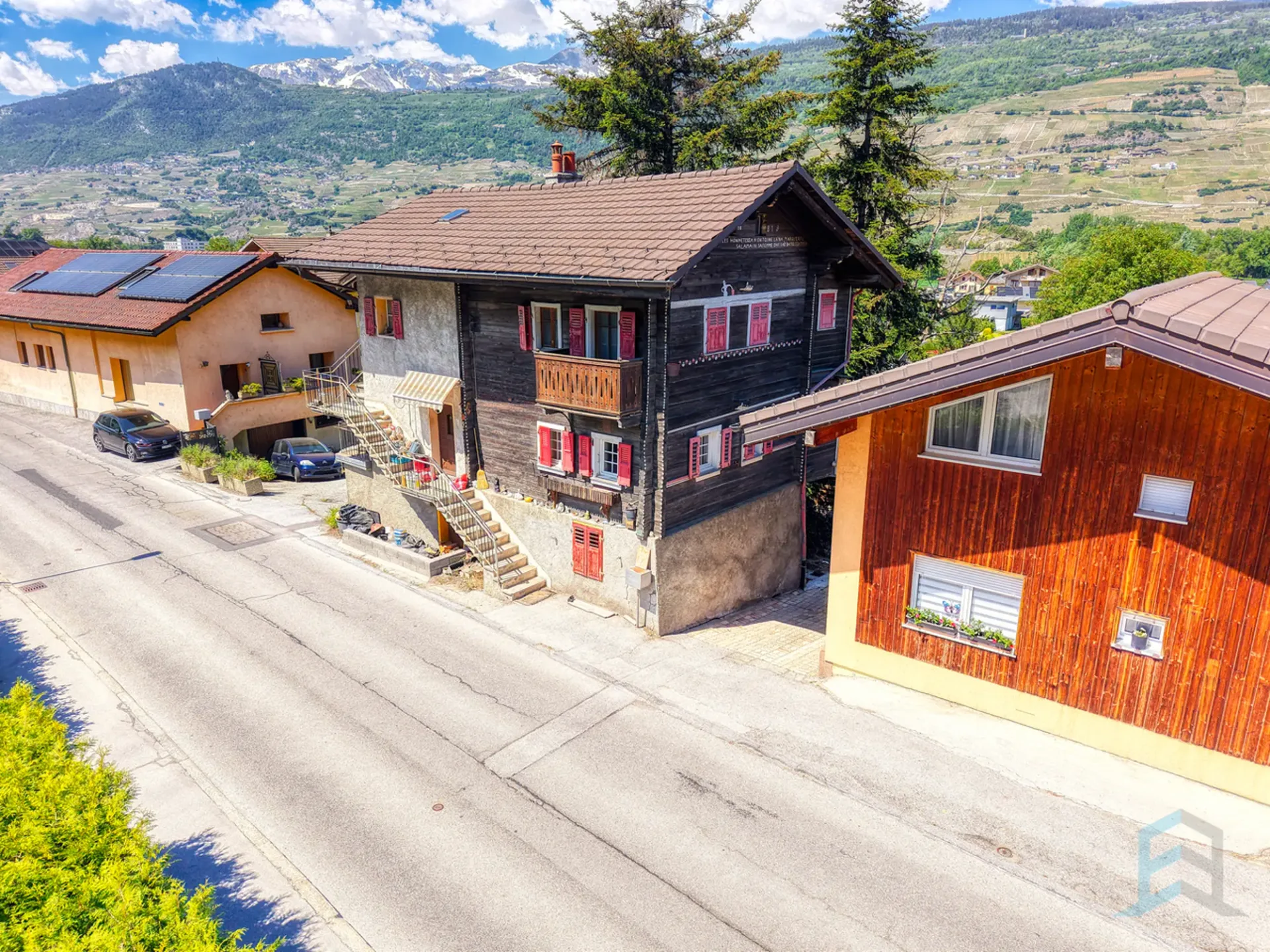 EXCLUSIVITE Immeuble de 3 appartements à rénover au centre du village