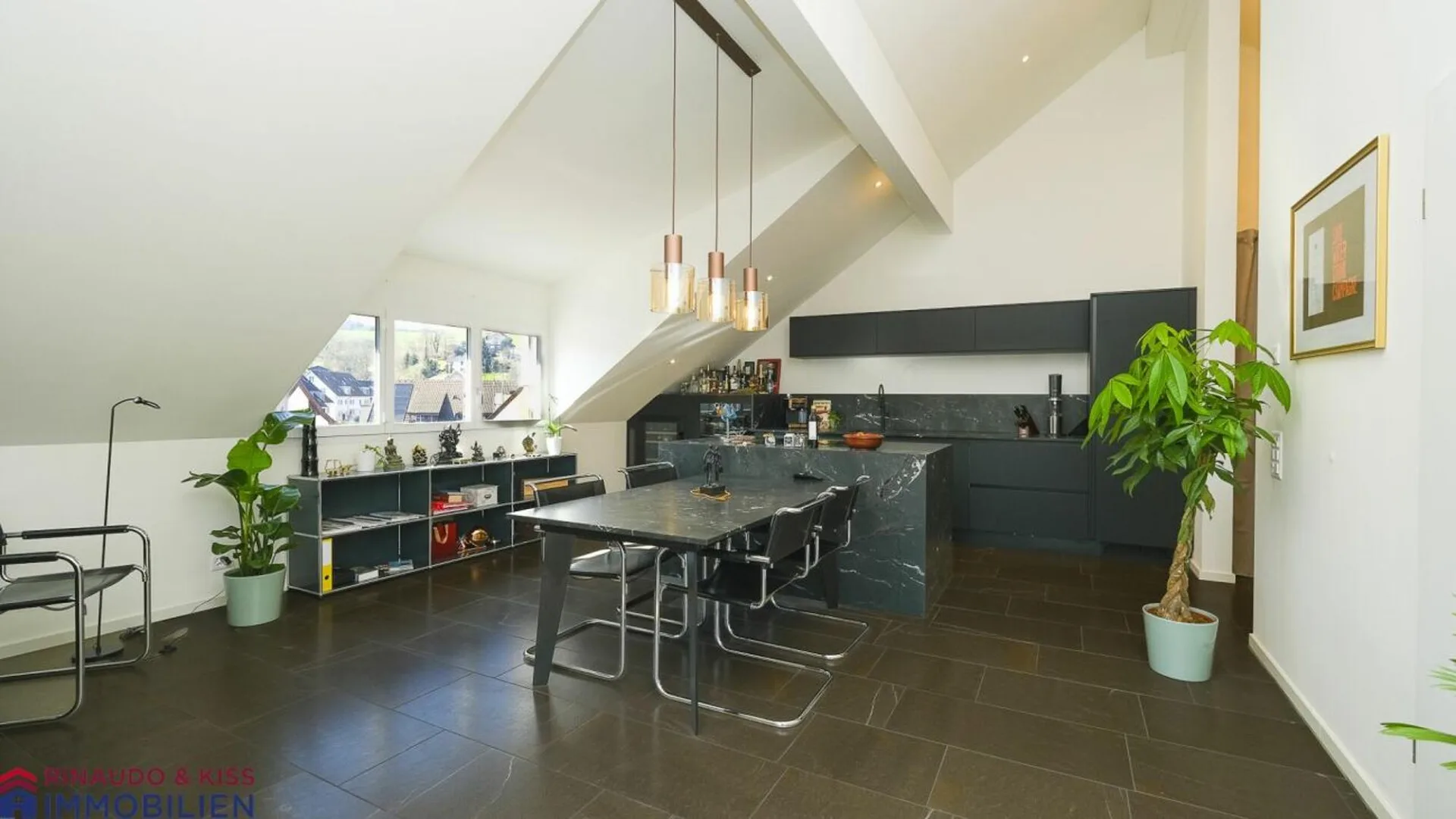 Exklusive Dachwohnung mit Balkon - modern & neuwertig