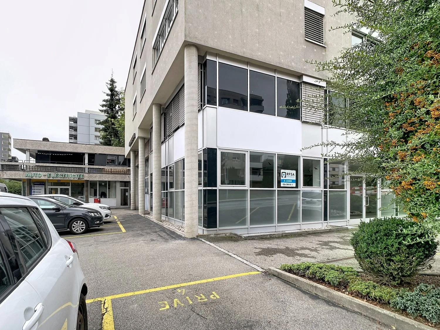 SURFACE COMMERCIALE OU ADMINISTRATIVE AVEC VITRINES D'ENV. 131 M² AU REZ