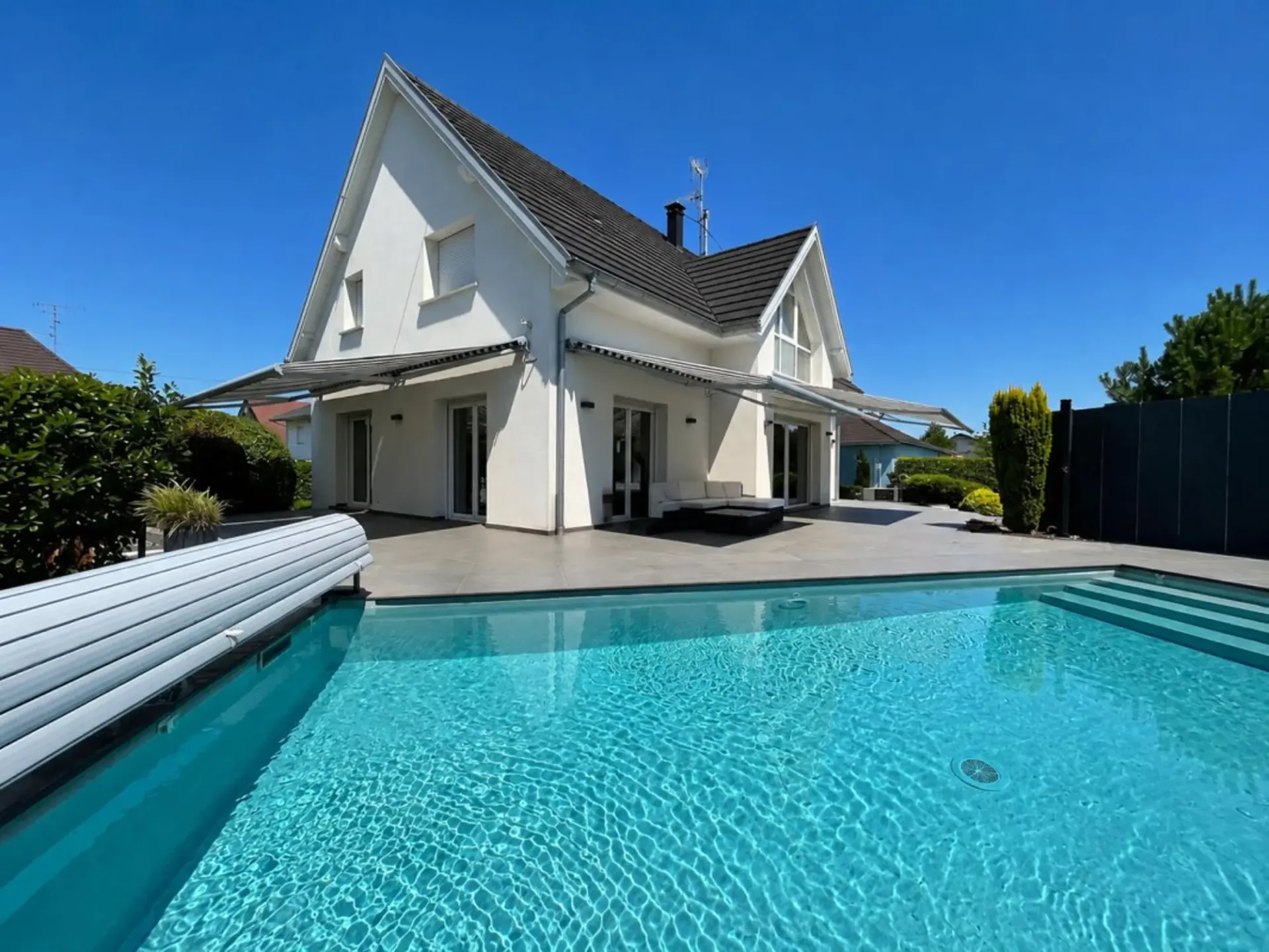Exceptional villa with pool at the gates of Basel, in France