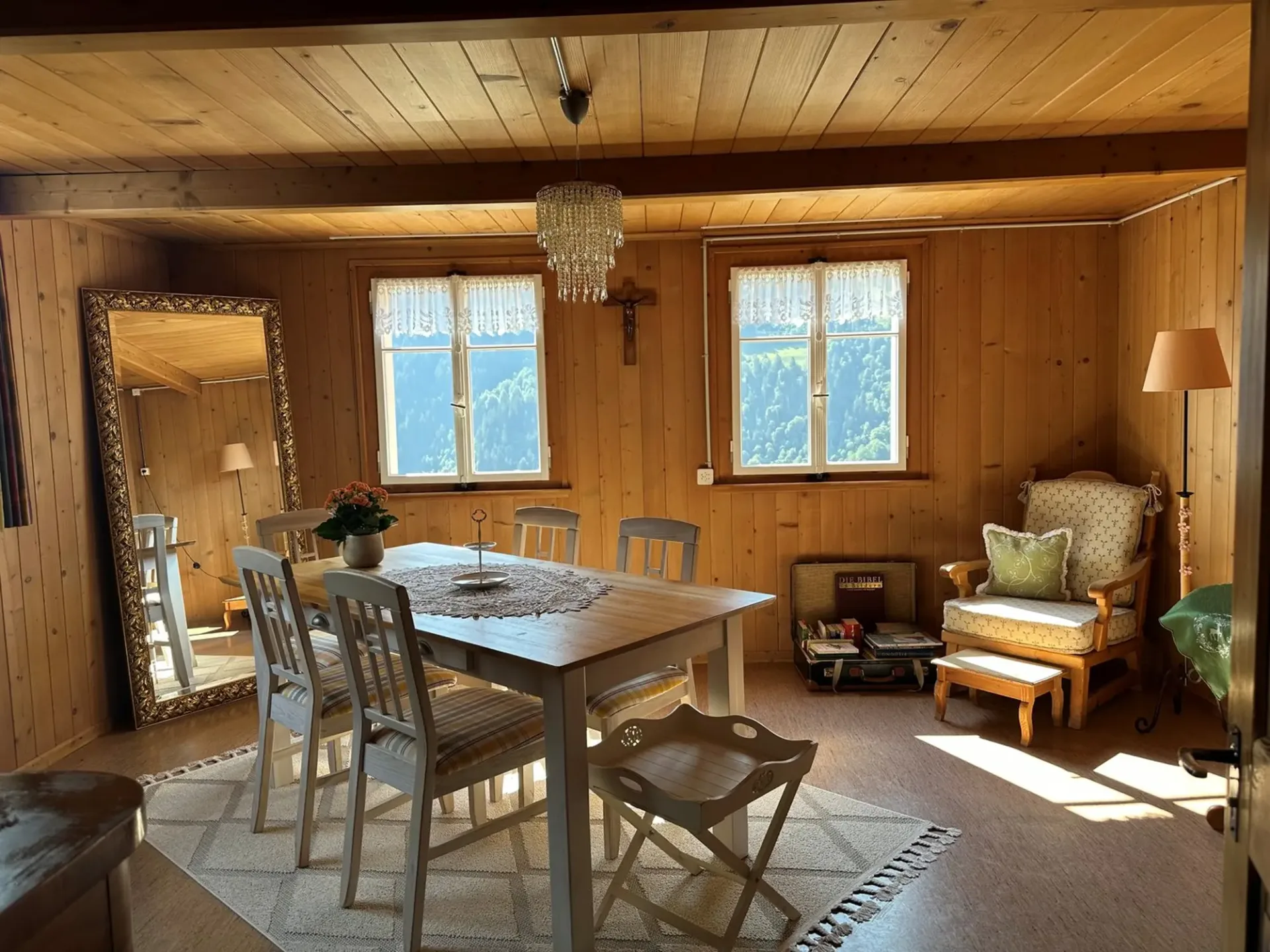 Bauernhaus mit zwei Stallbauten und Bergpanorama in Rabius