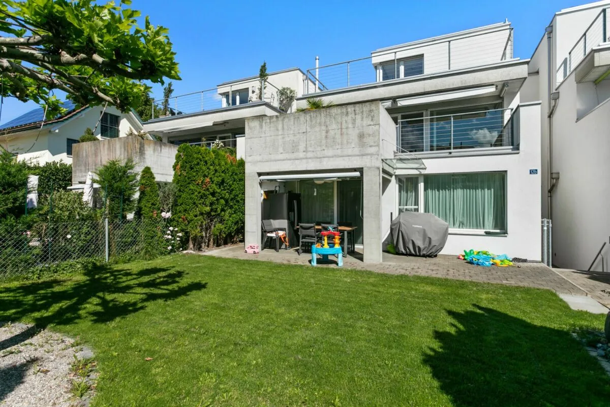 Familienglück mit Seesicht - Modernes 5.5-Zimmer-Haus mit Seesicht in Freidorf
