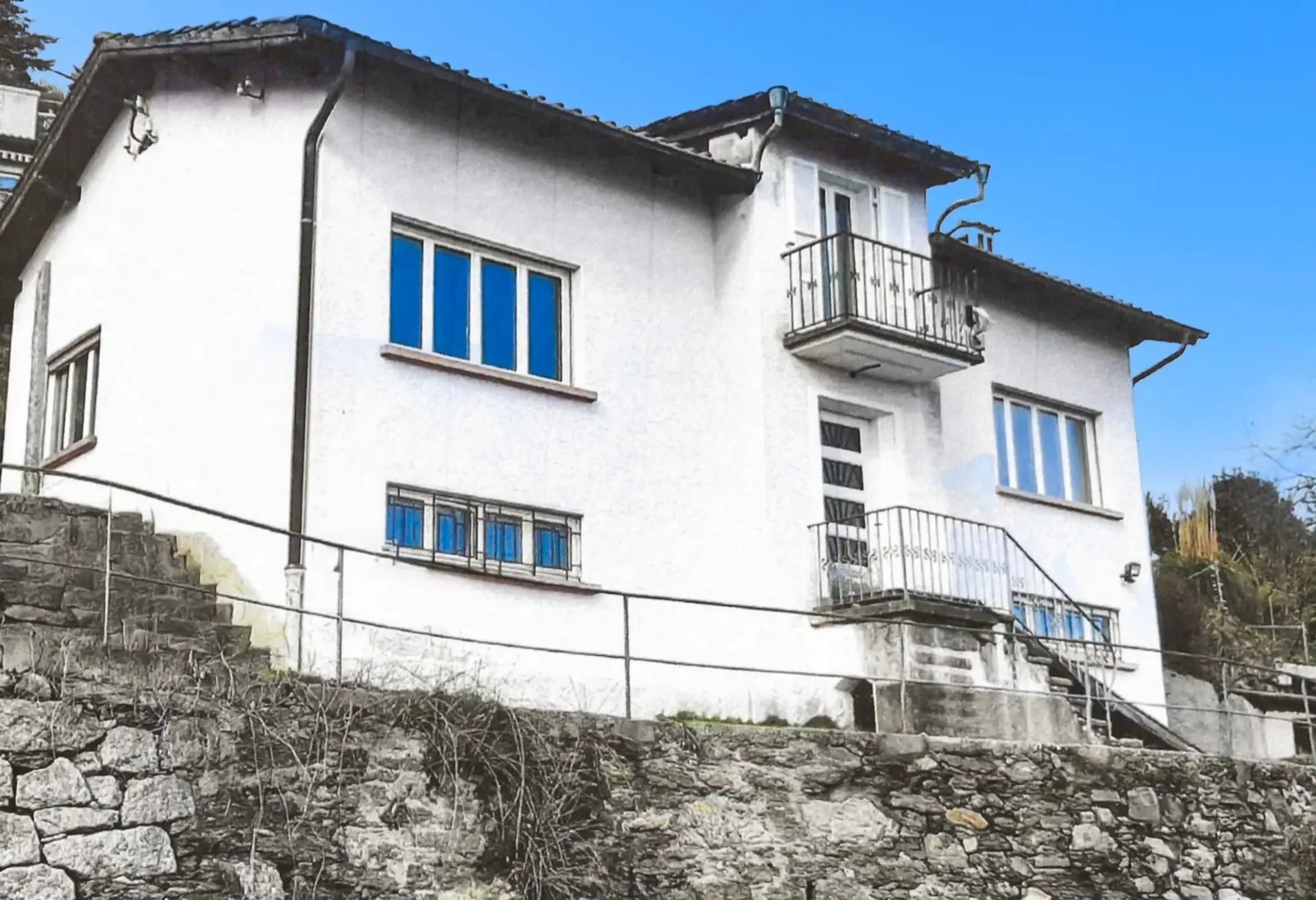 Holiday home with development potential and adjacent plot of land