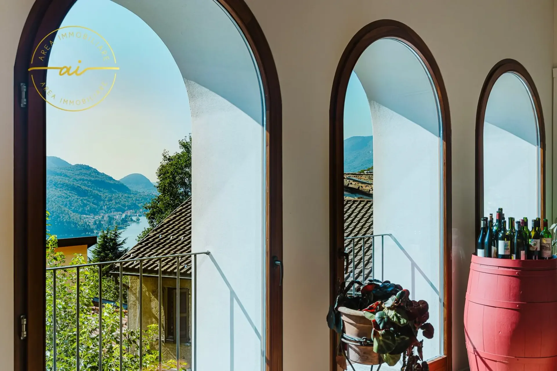 Prestiges Gebäude mit drei unabhängigen Wohneinheiten im Herzen von Vico Morcote