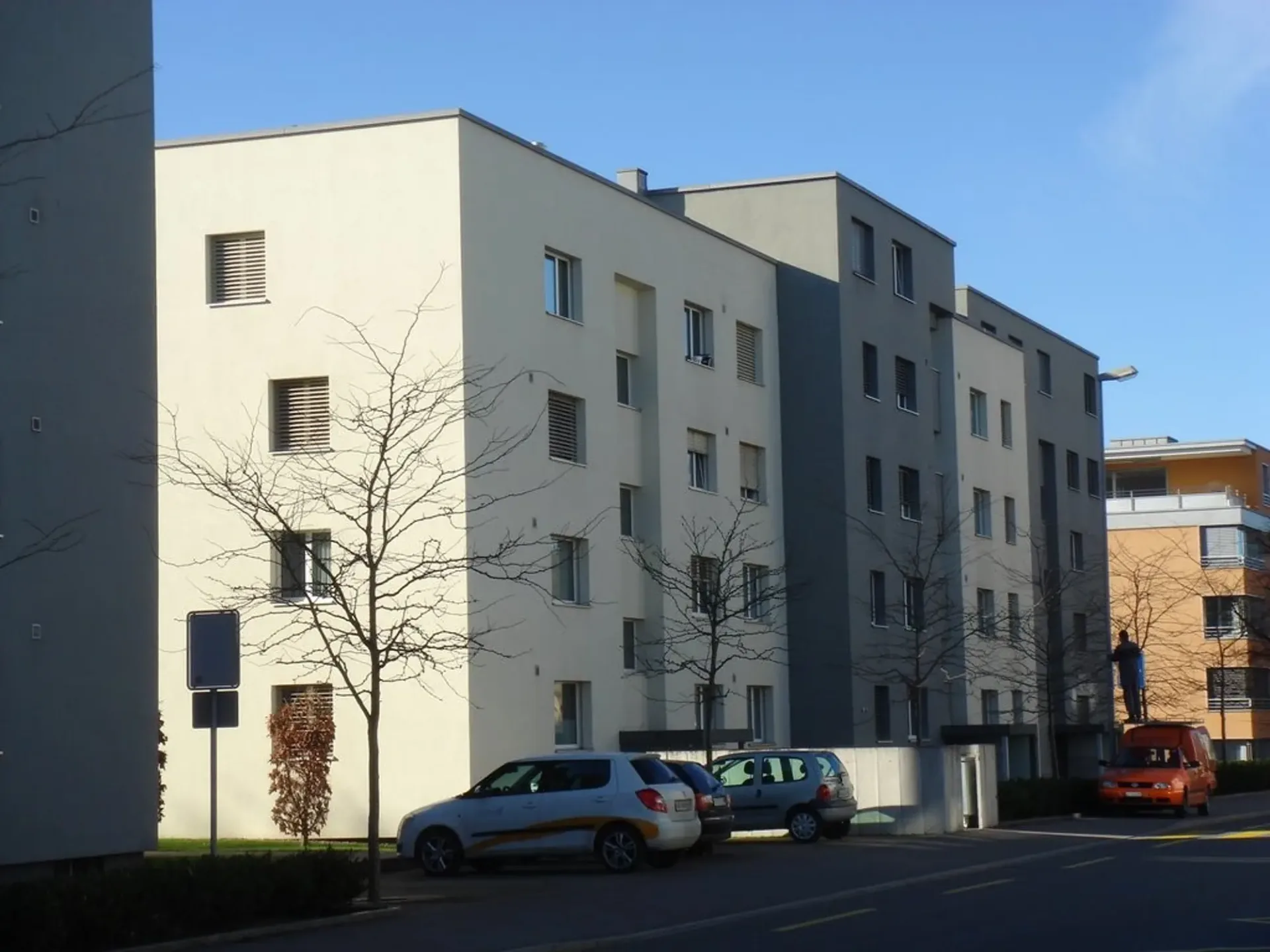Einstellplätze nähe Bahnhof und Schwimmbad zu vermieten!