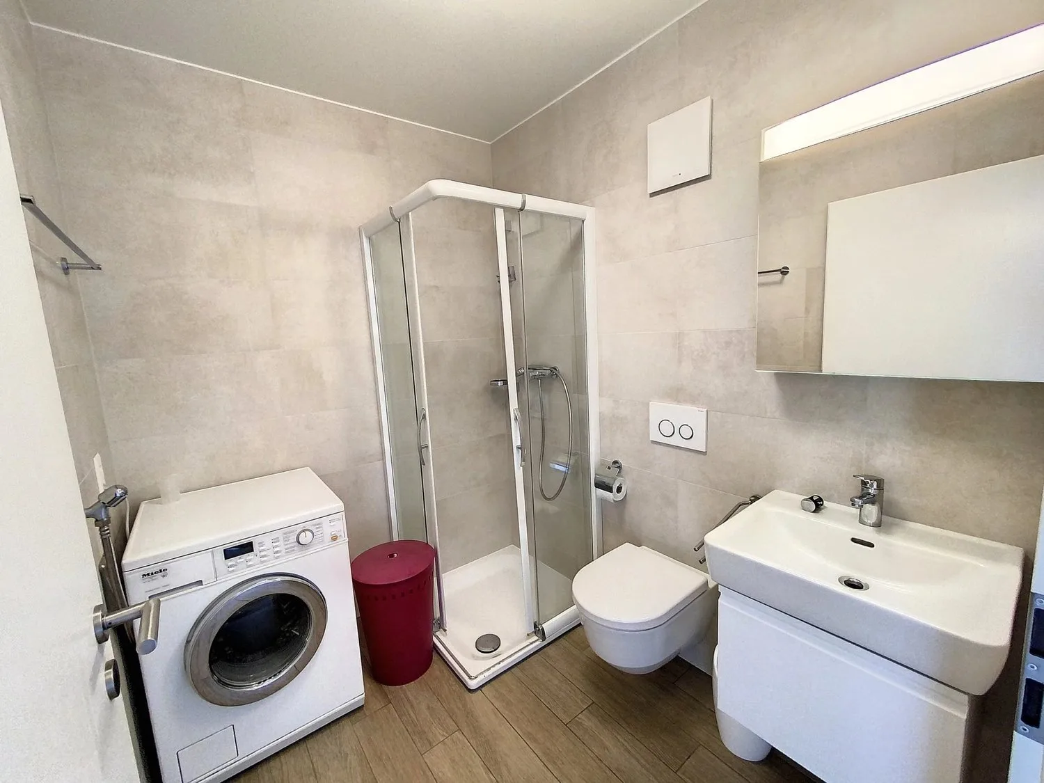 Möblierte Dachgeschosswohnung mit 2 Zimmern und Terrasse