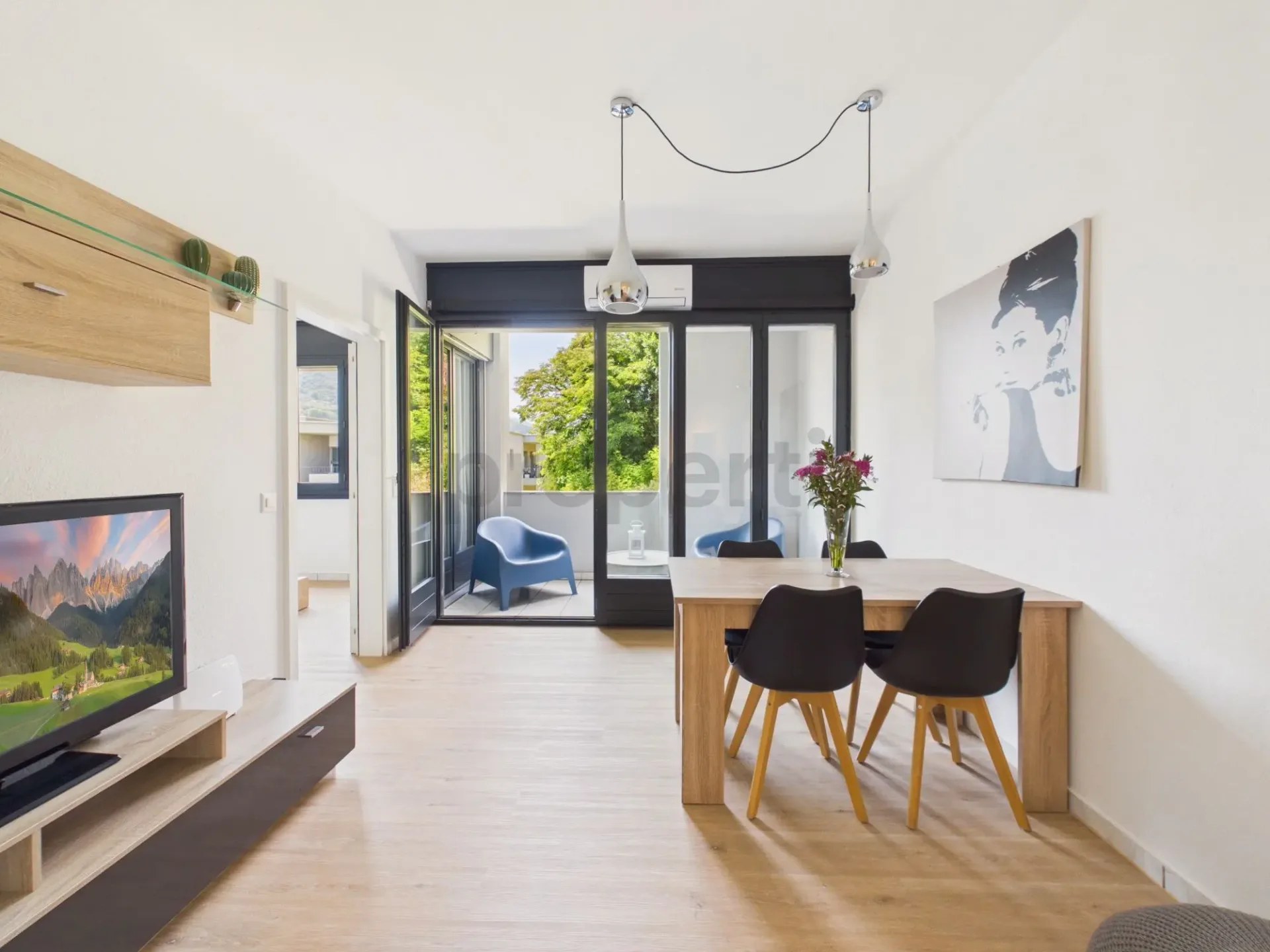 Lugano: elegantes 3.5-Zimmer-Wohnung mit zwei Balkonen und zwei Parkplätzen in einer gepflegten Residenz