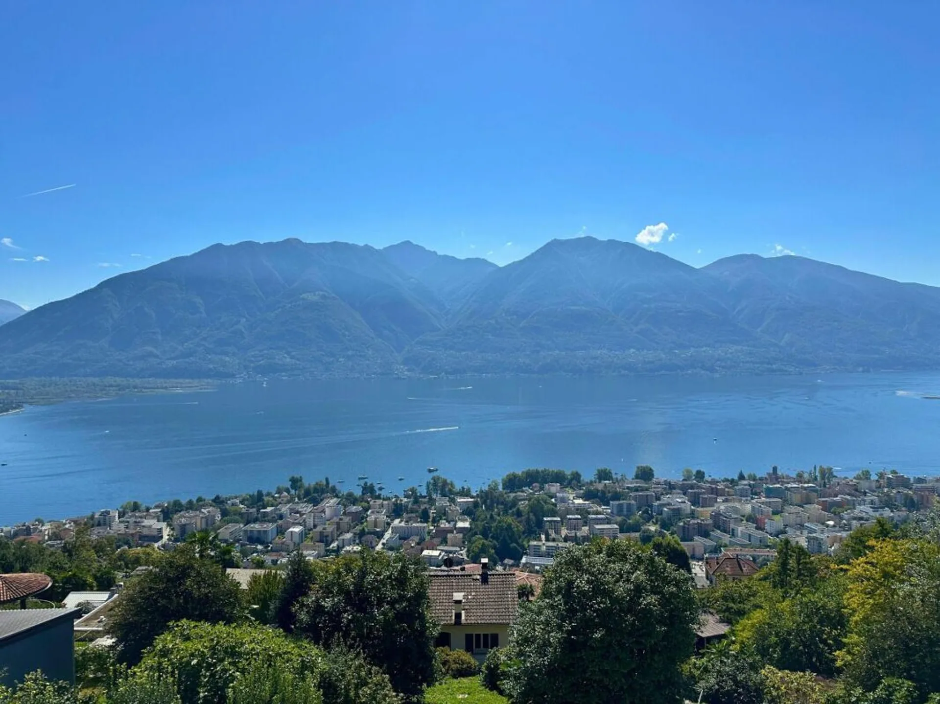 Moderno e prestigioso appartamento di 4.5 locali con terrazza, giardino privato attrezzato e spettacolare vista lago