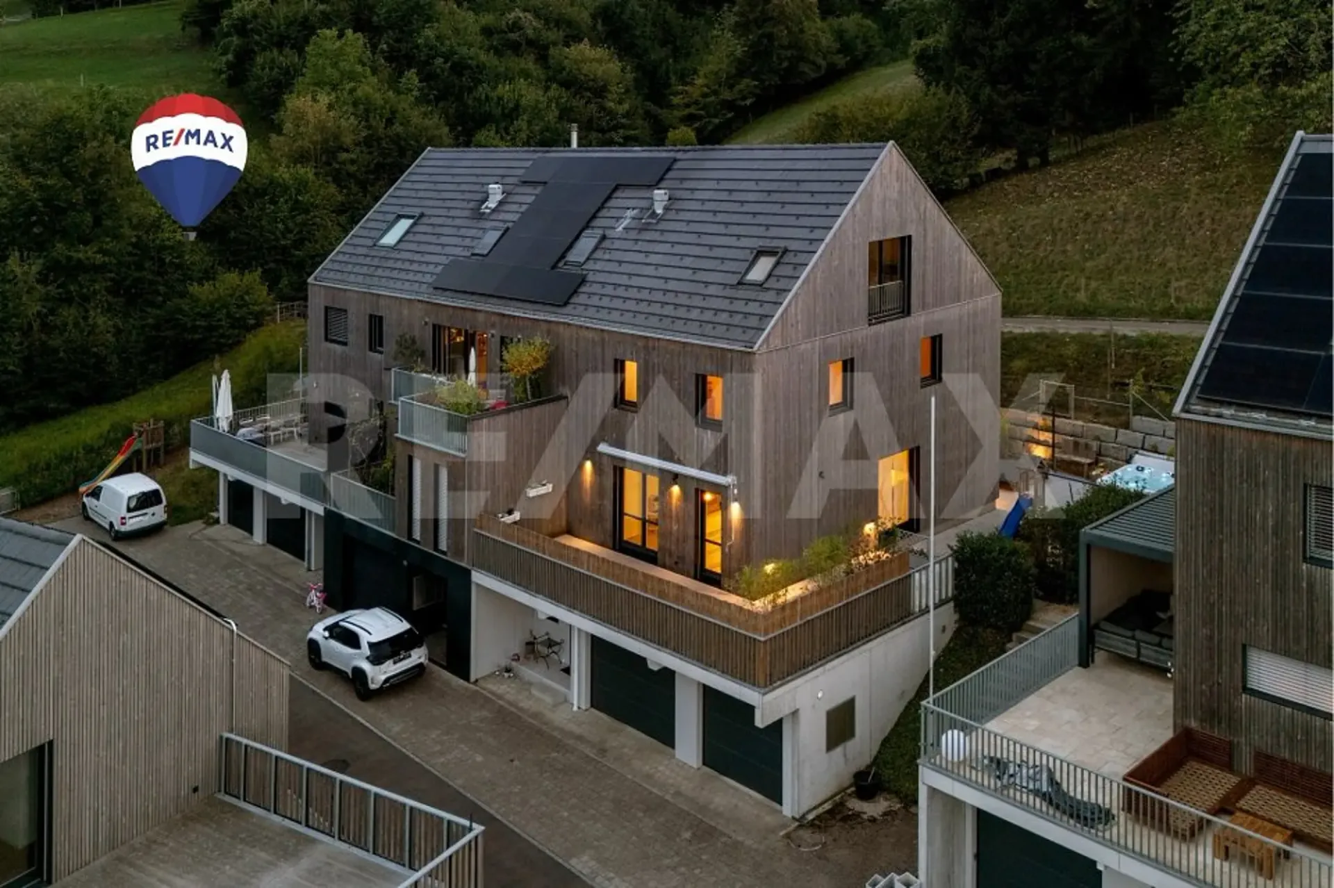 Exklusives 5.5-Zi.-Doppeleinfamilienhaus mit fantastischer Aussicht