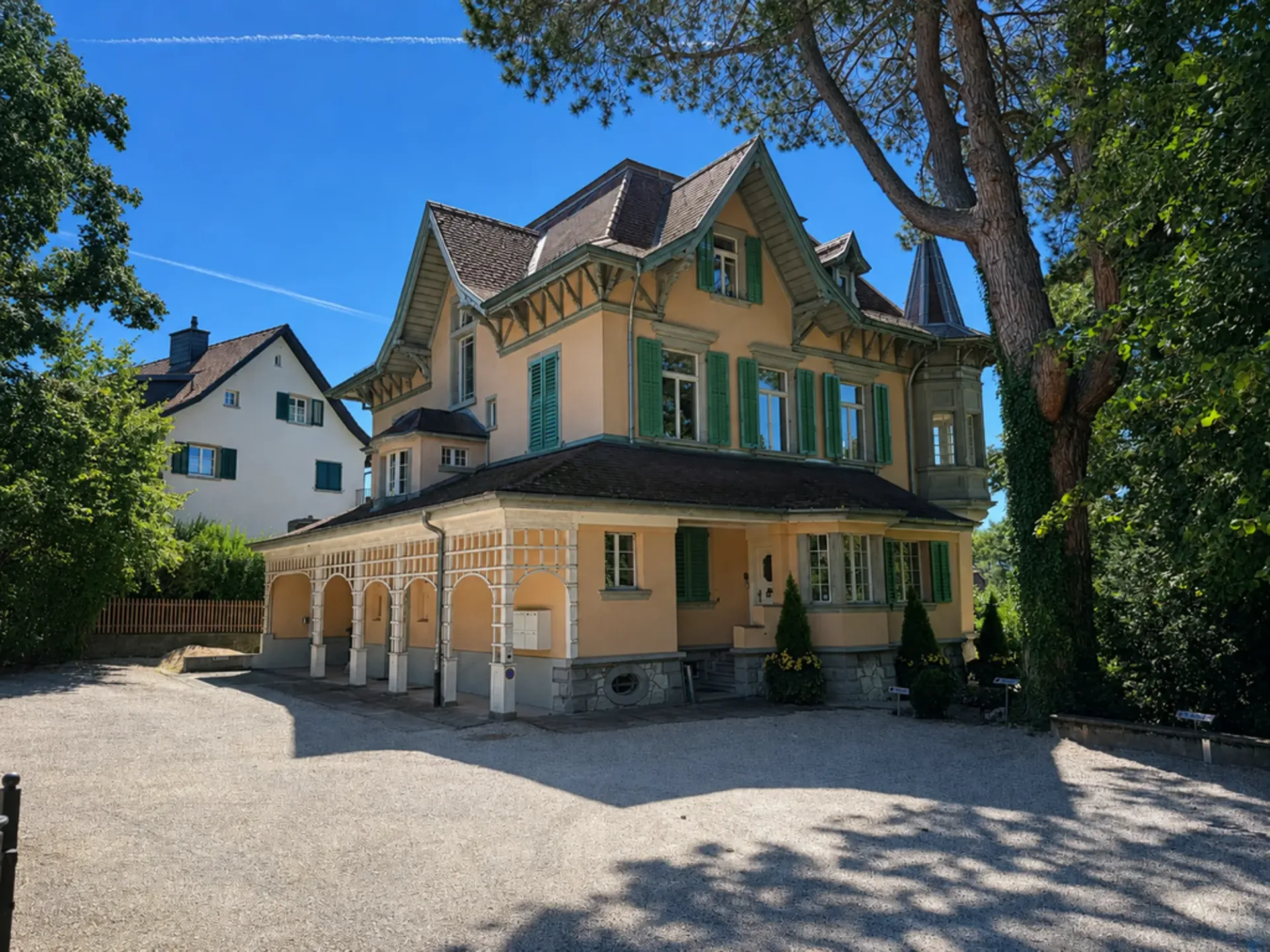 Stilvolle Büroräume in charaktervoller Villa im Herzen von Zollikon