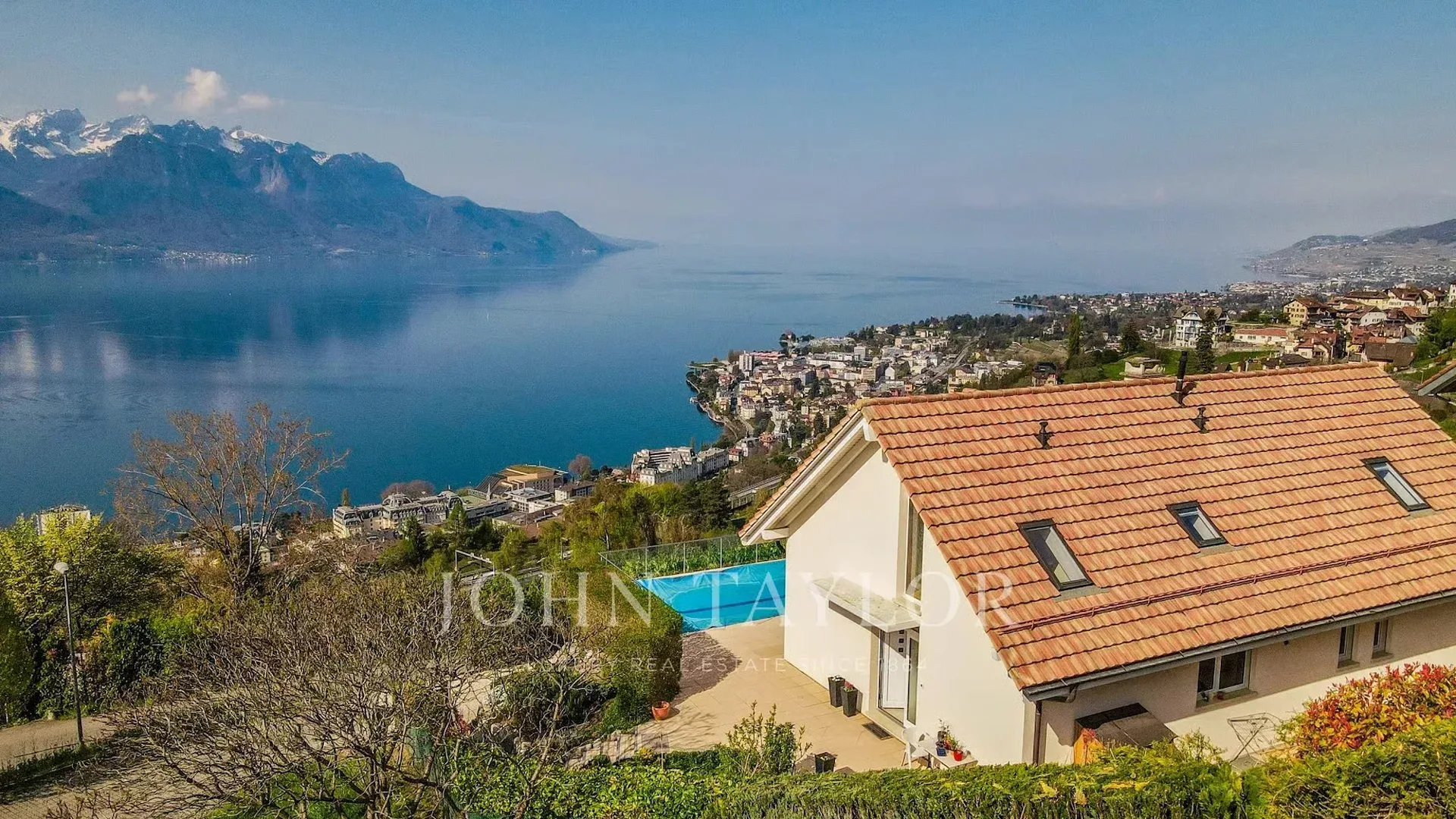 Villa mit Pool und Panoramablick