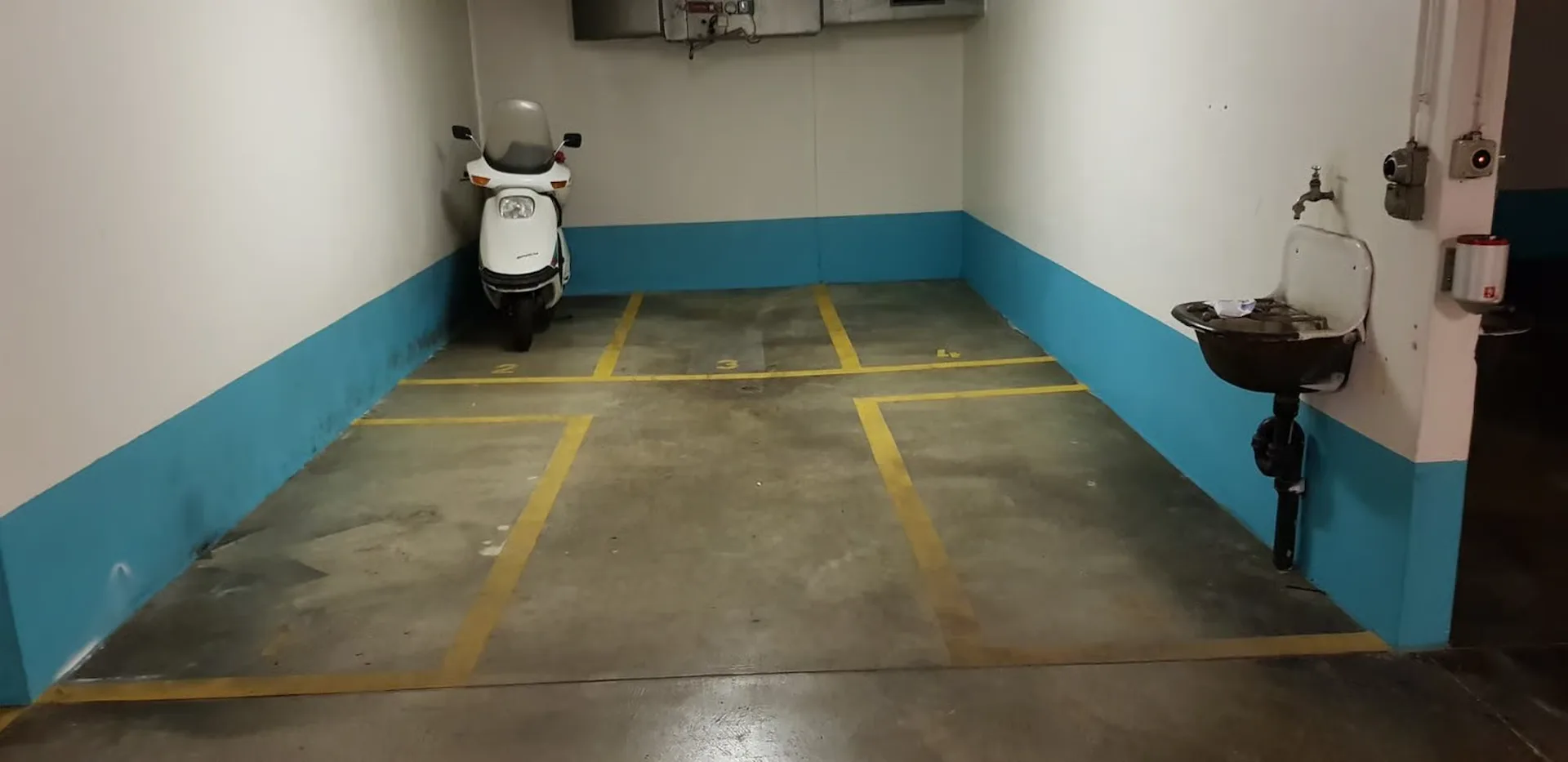 Motorrad-Abstellplätze in Einstellhalle