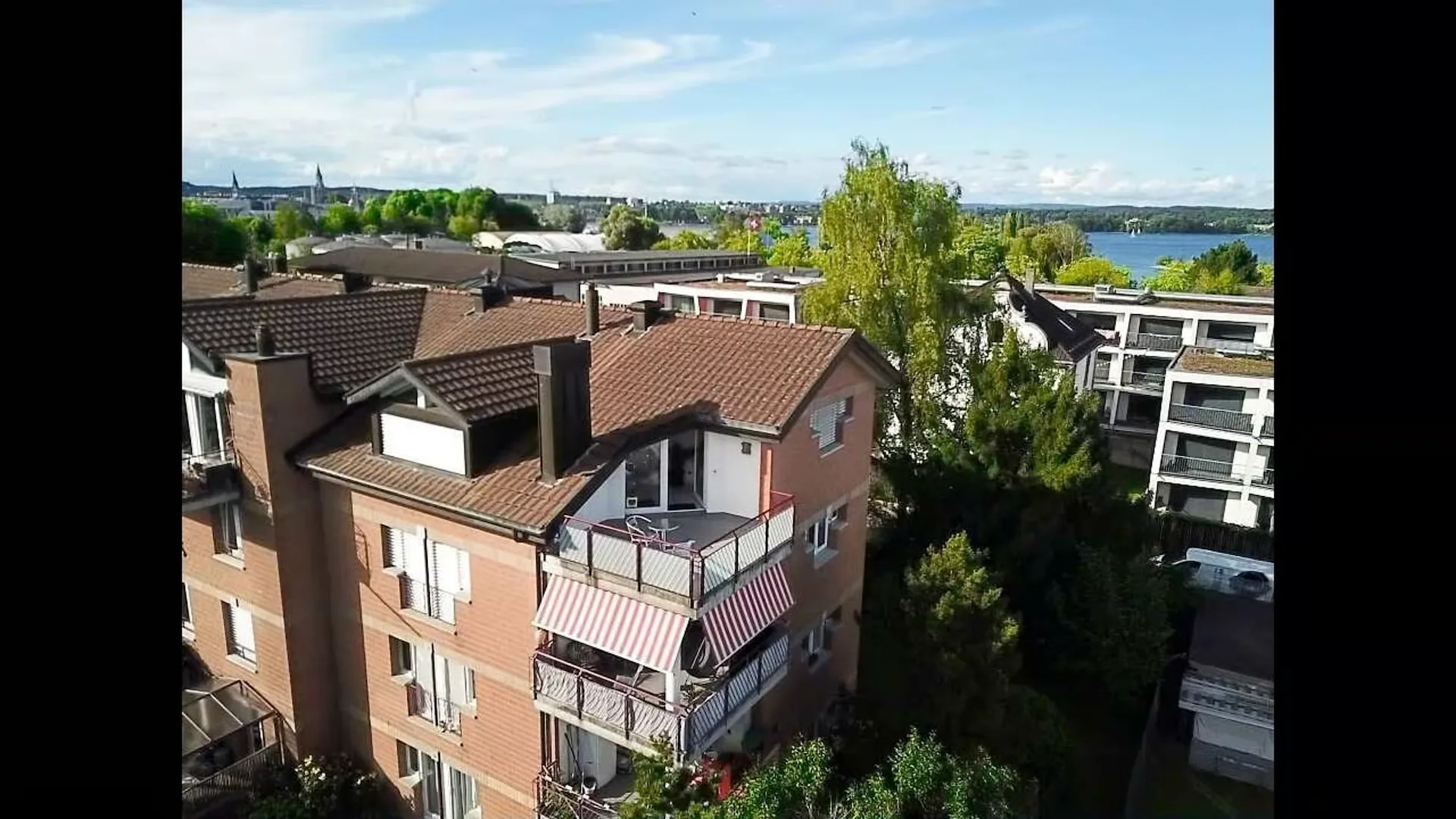Tout en haut. Très spécial. Entre ville et lac